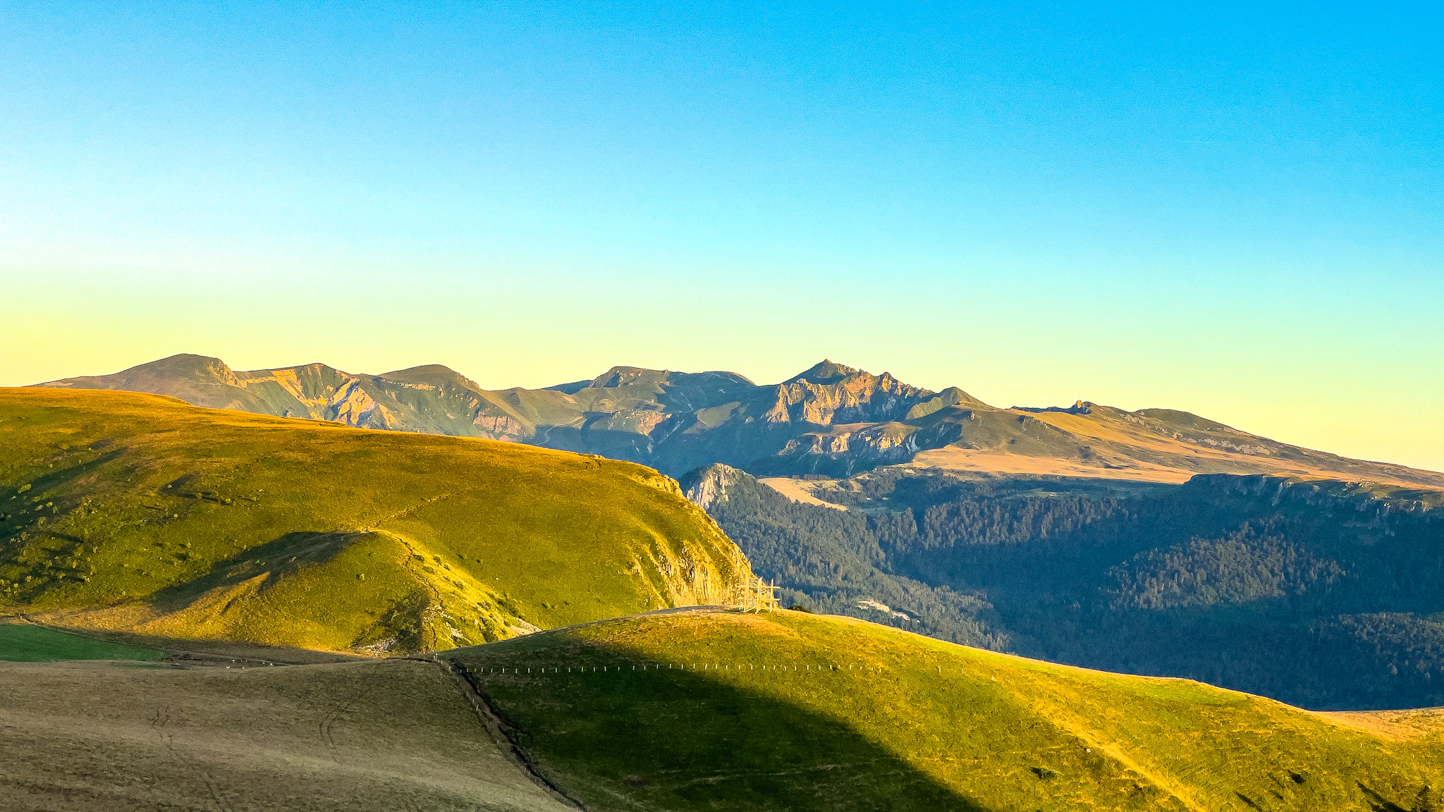 Banne d'Ordanche: Sunset over the Massif du Sancy, Capucin, Puy de Sancy and Puy de Cliergue - a grandiose spectacle!