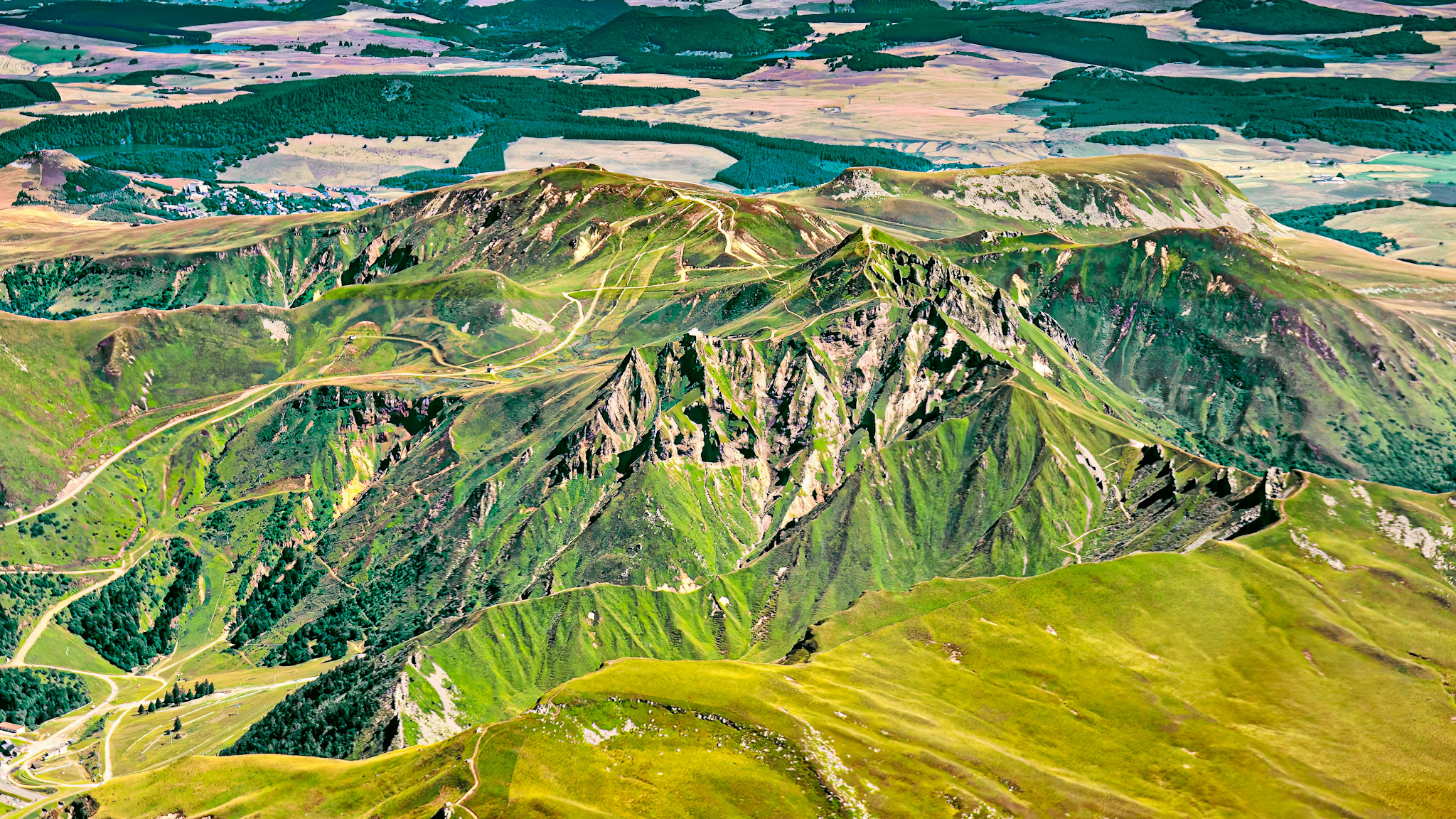 Exceptional panorama of the Giants of Sancy: Puy Ferrand, Pan de la Grange, Puy Redon, Puy Gros... Unforgettable hike from Puy de Sancy.