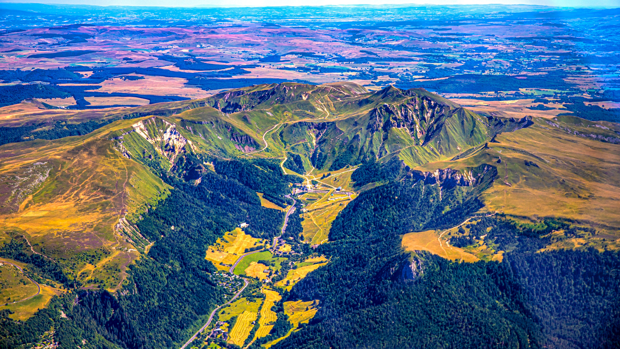 Sancy Massif: Total Immersion - Puy de Sancy, Puy Ferrand, Val de Courre, Val d'Enfer... Exceptional Panorama!