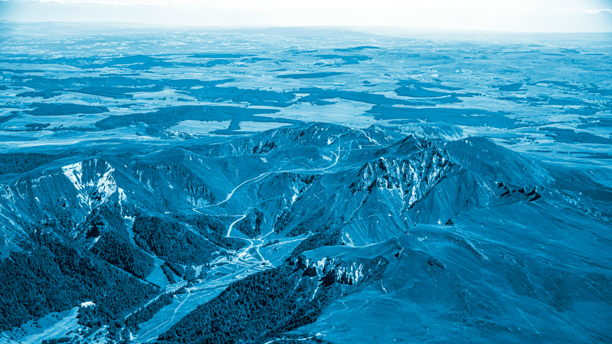 Sancy massif: Unforgettable hike from Roc de Cuzeau to Puy de Cliergue - Grandiose Panoramas Guaranteed!