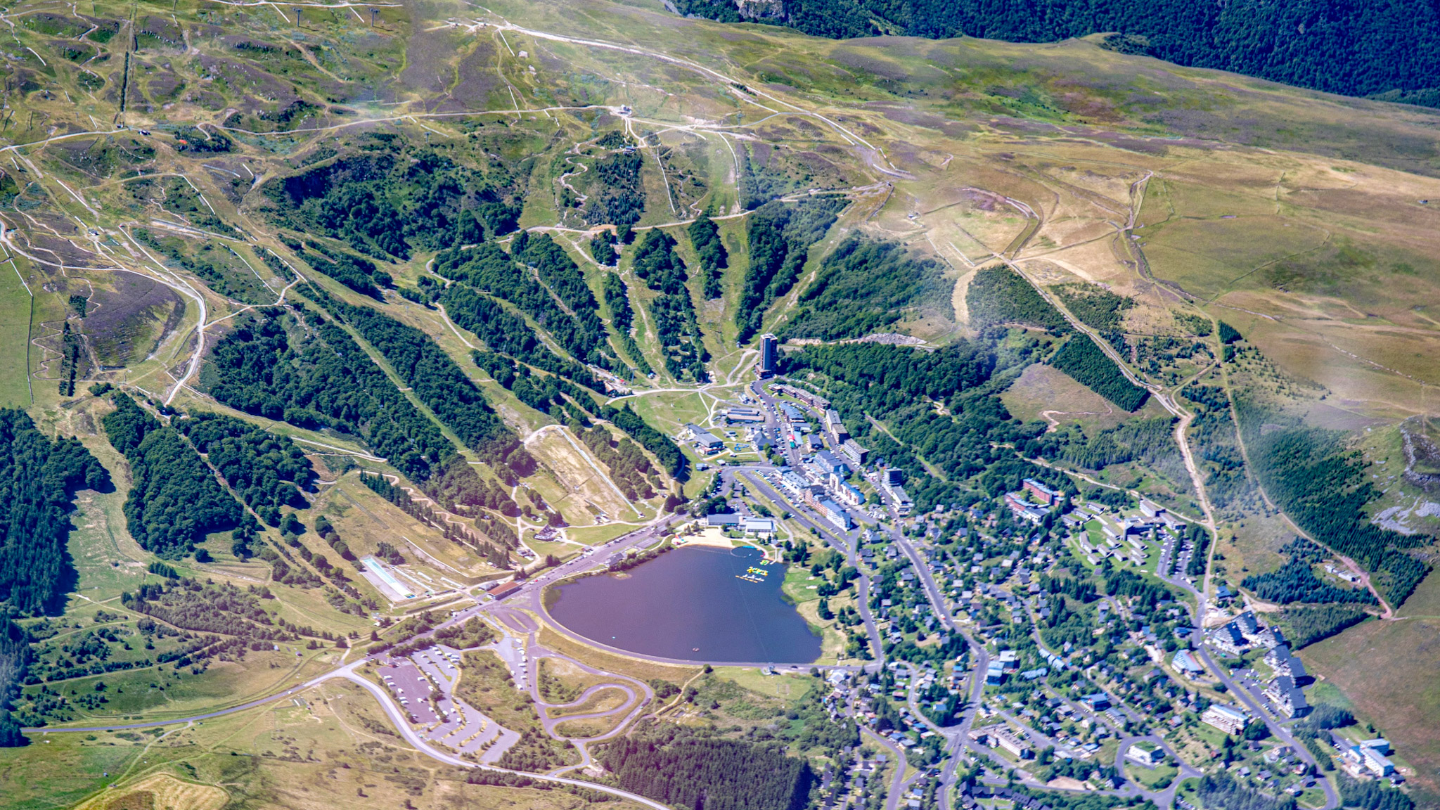 Super Besse: Charm of the Resort and Beauty of Lac des Hermines - Breathtaking View!