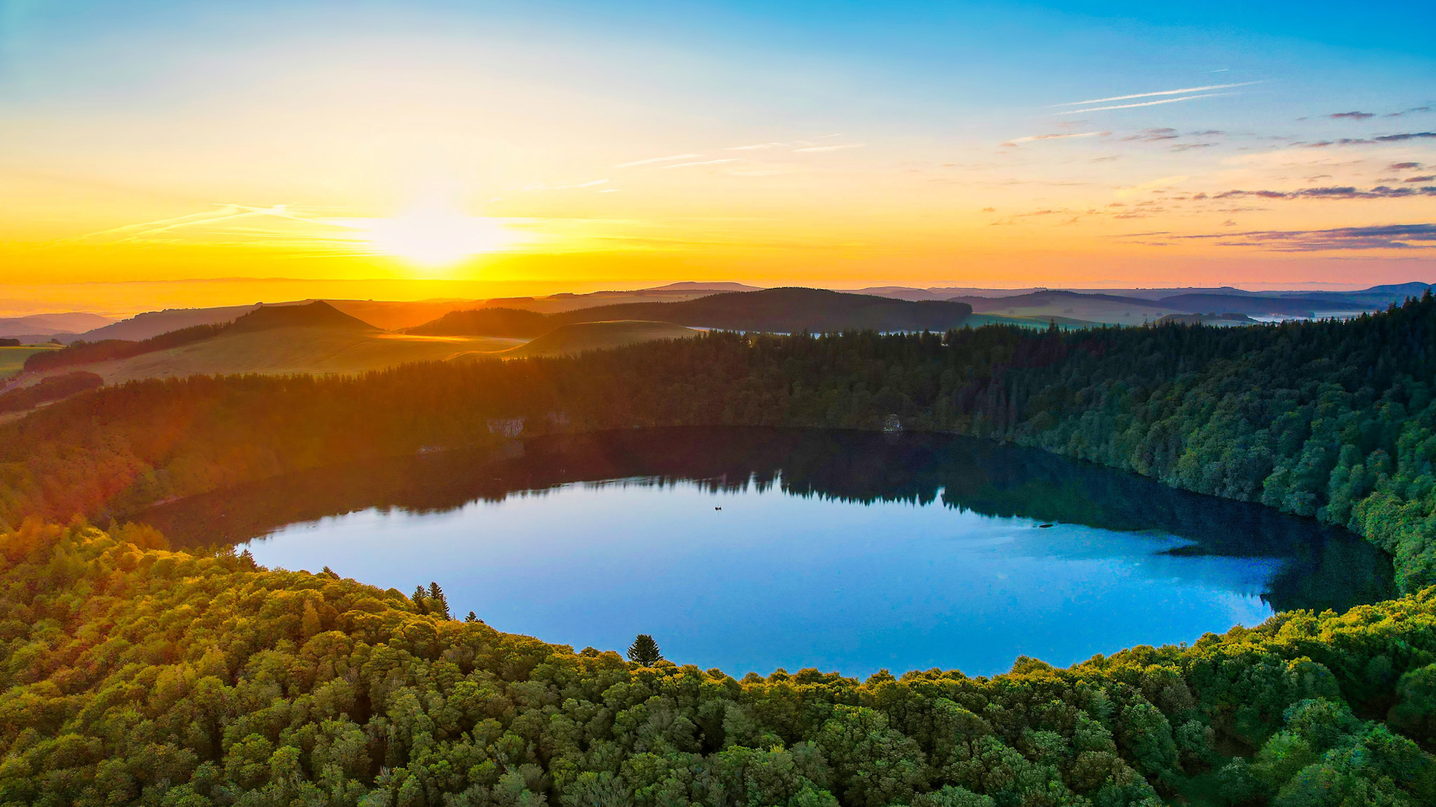 Massif du Sancy in Autumn, sunrise at Lac Pavin