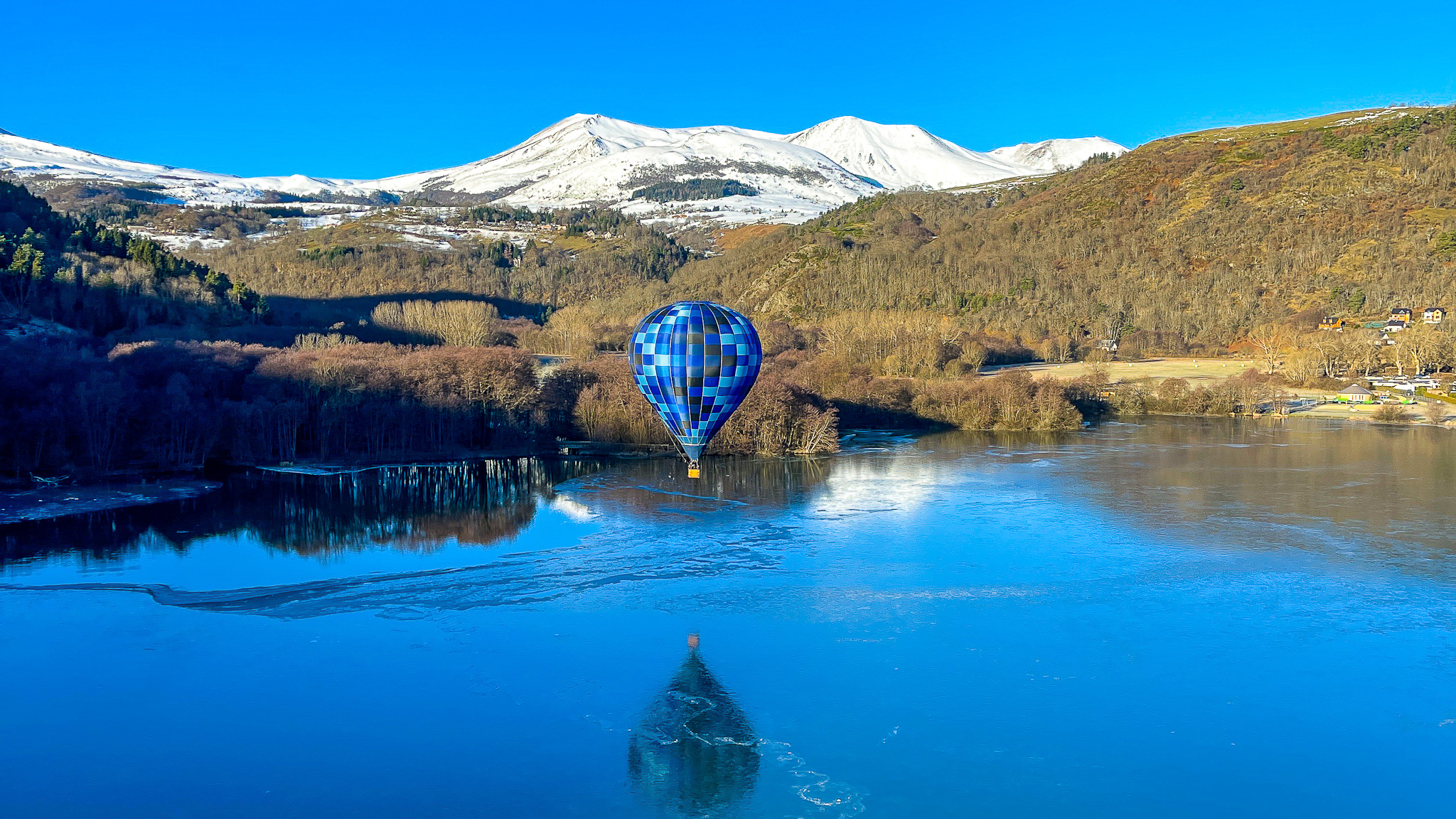 Massif Central: Hot air balloon trip over Lake Chambon and the Massif du Sancy