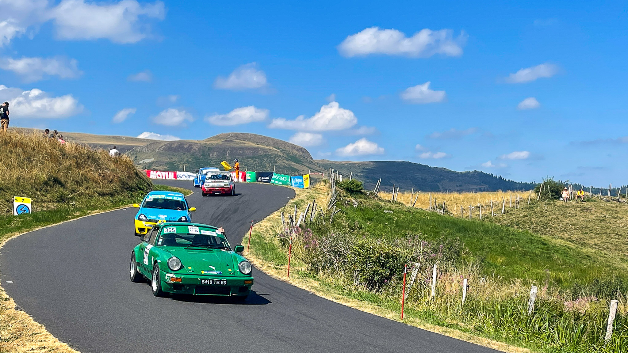 Mont Dore Hill Climb: Group Descent to the Stands - Return and Relaxation