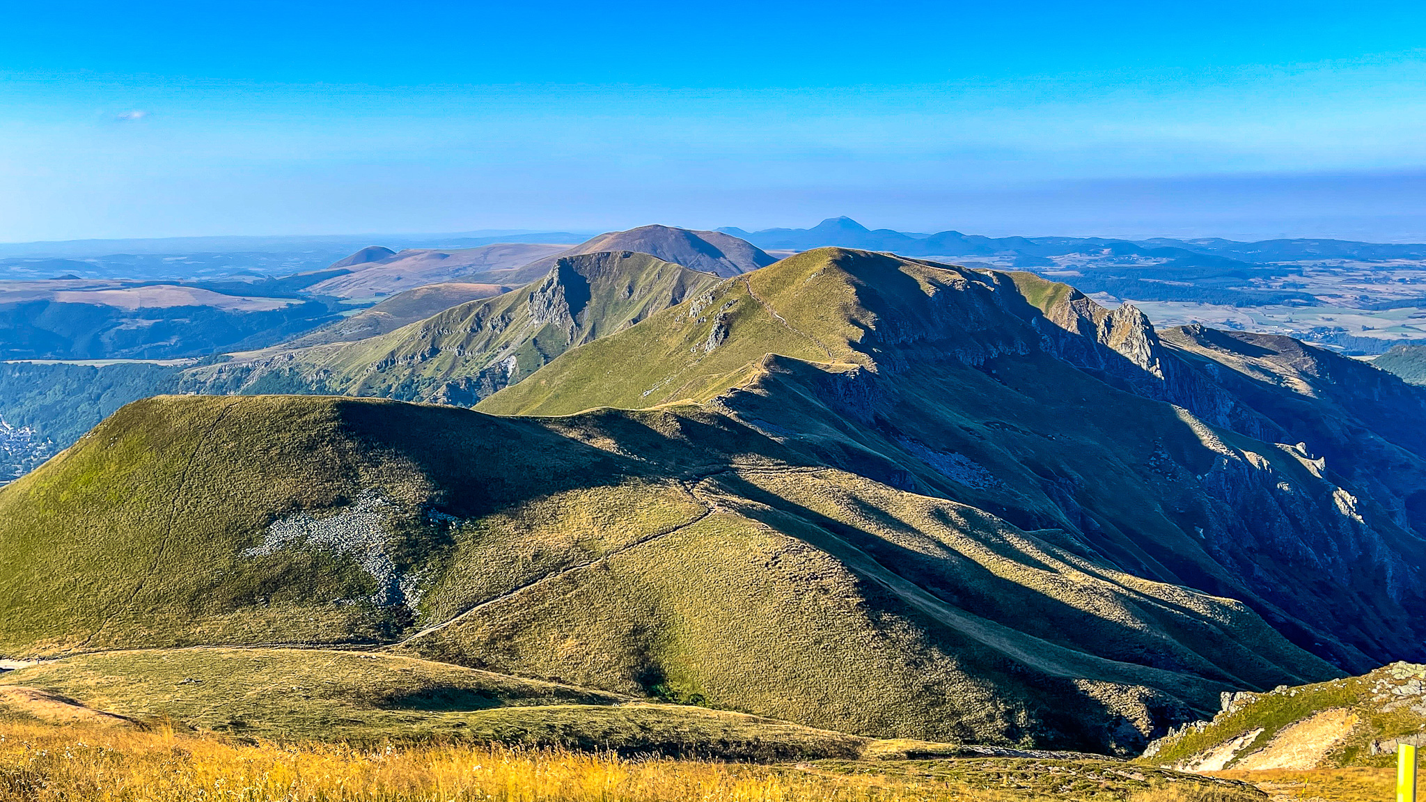 Puy Ferrand: Panoramic View - Pan de la Grange, Puy de Cacadogne and Puy des Crebasses