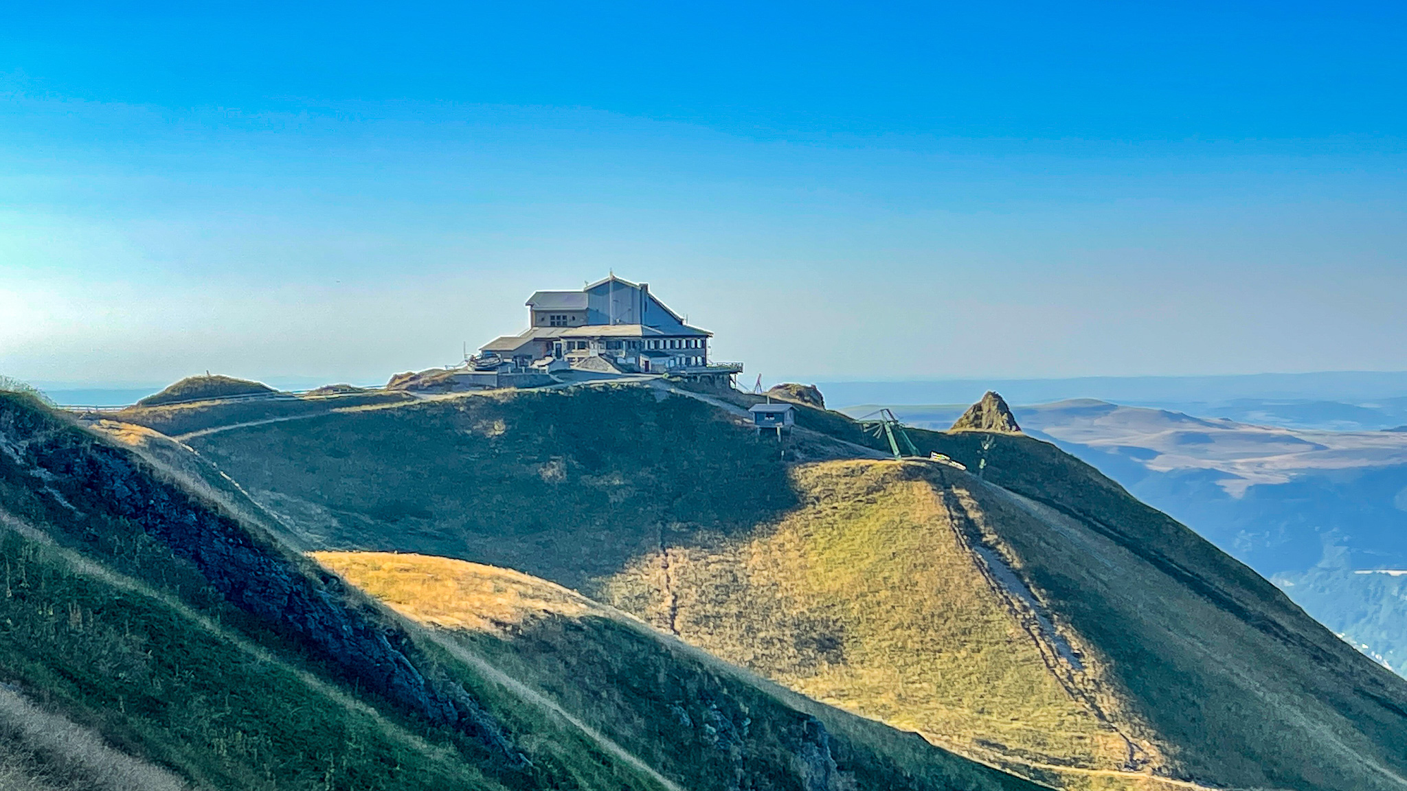 Col de la Cabane: Magnificent view of the Sancy cable car