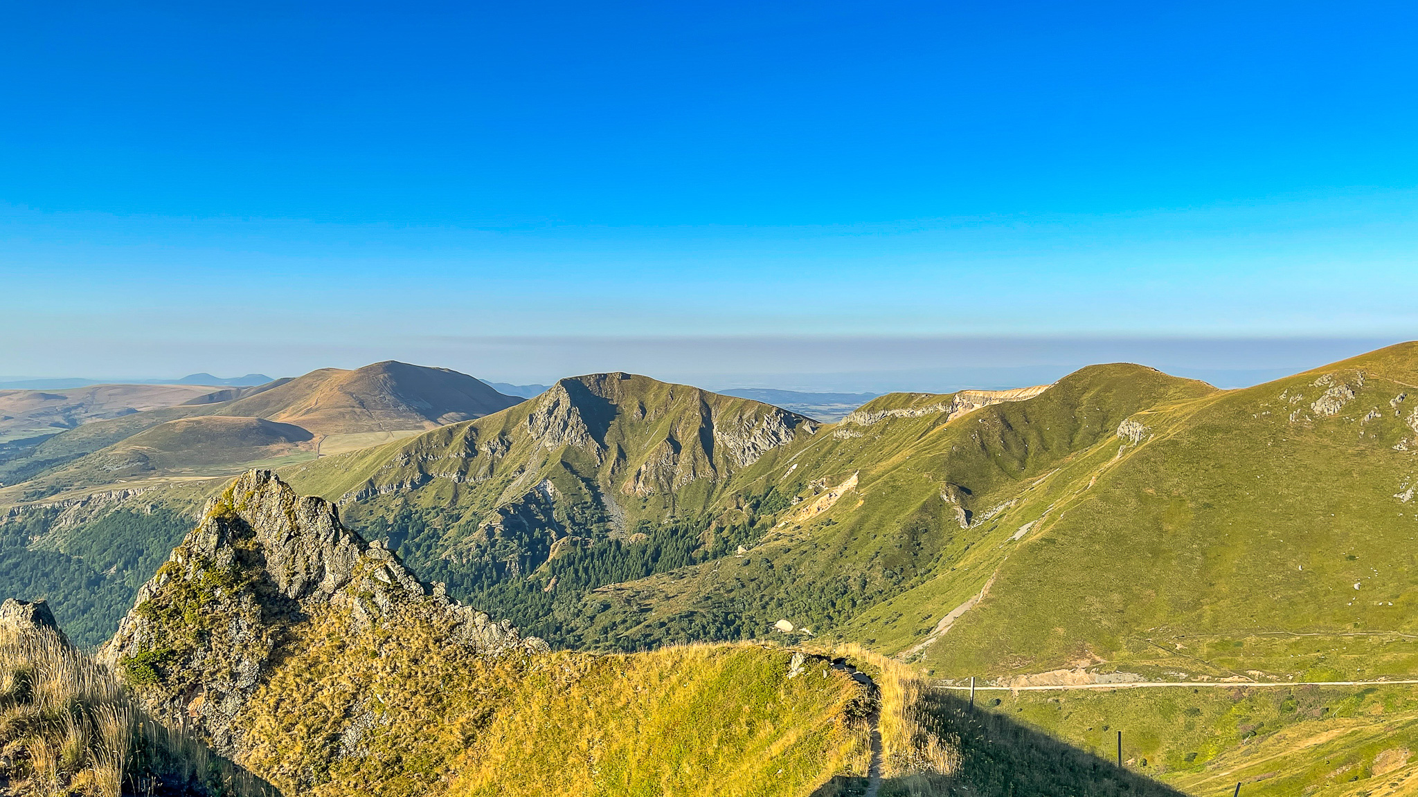 Sancy cable car: Panoramic view of Puy de l'Angle and Roc de Cuzeau