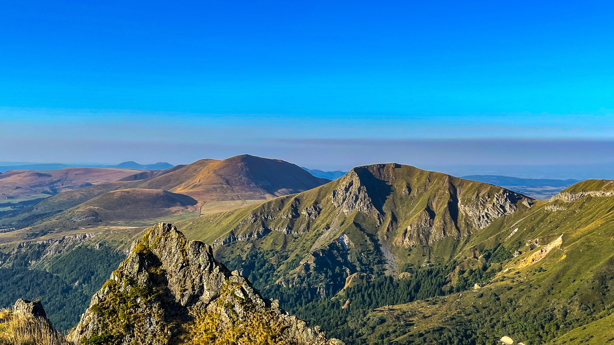 Sancy cable car: Exceptional view of the Massif Adventif and the Col de la Croix Saint Robert