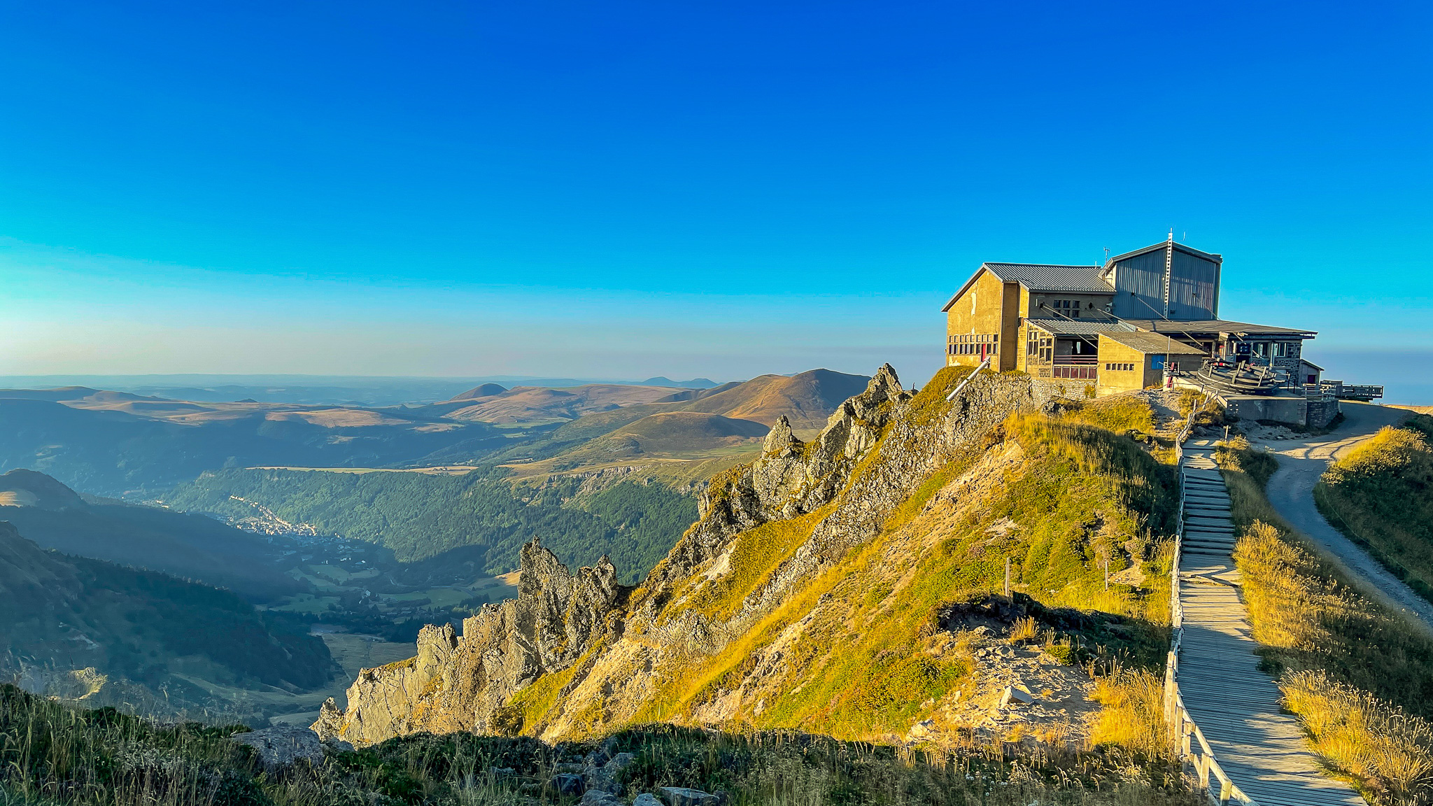 Puy de Sancy: Golden Sunset on the Cable Car - An Unforgettable Spectacle