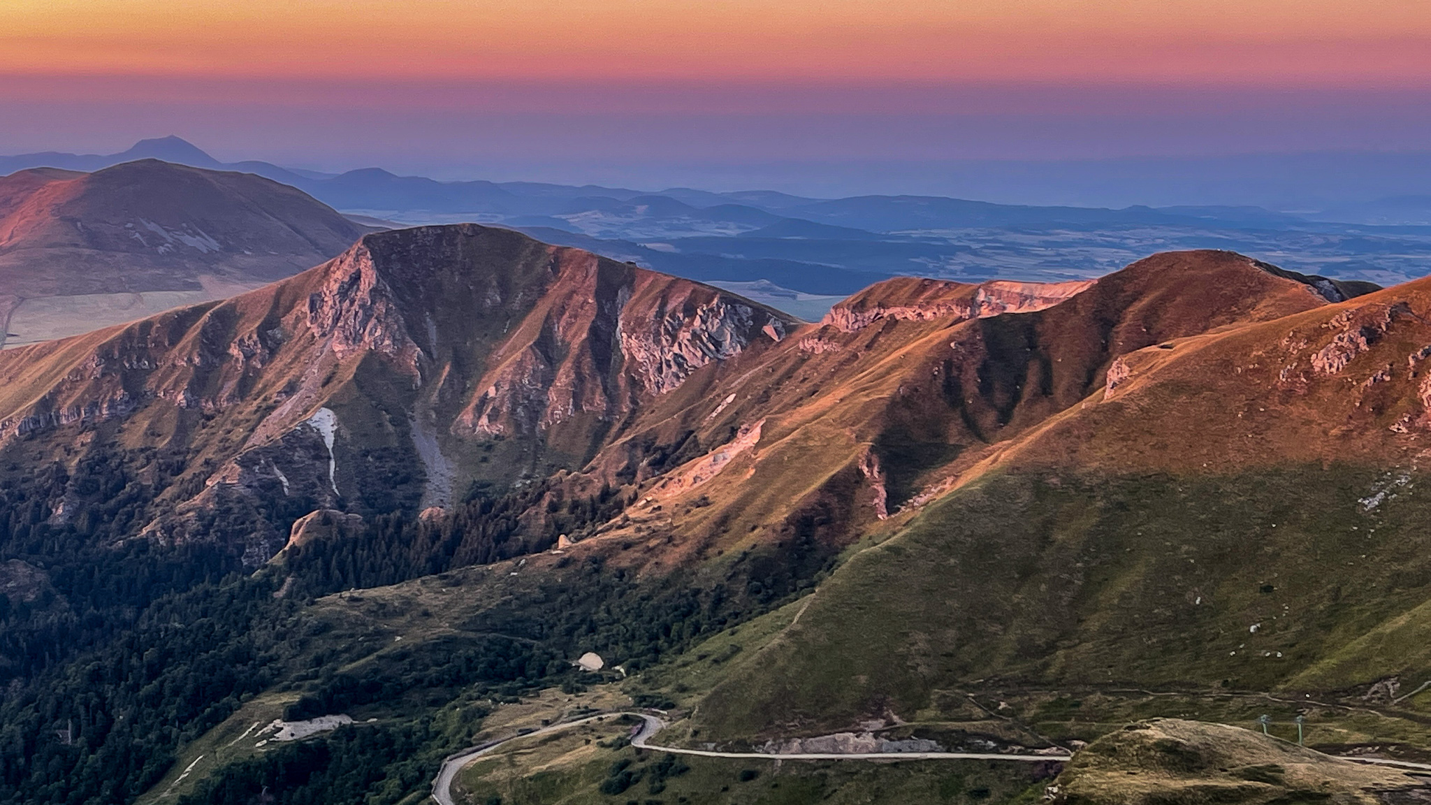 Mont Dore: Magical Sunset over the Resort - A Moment of Serenity