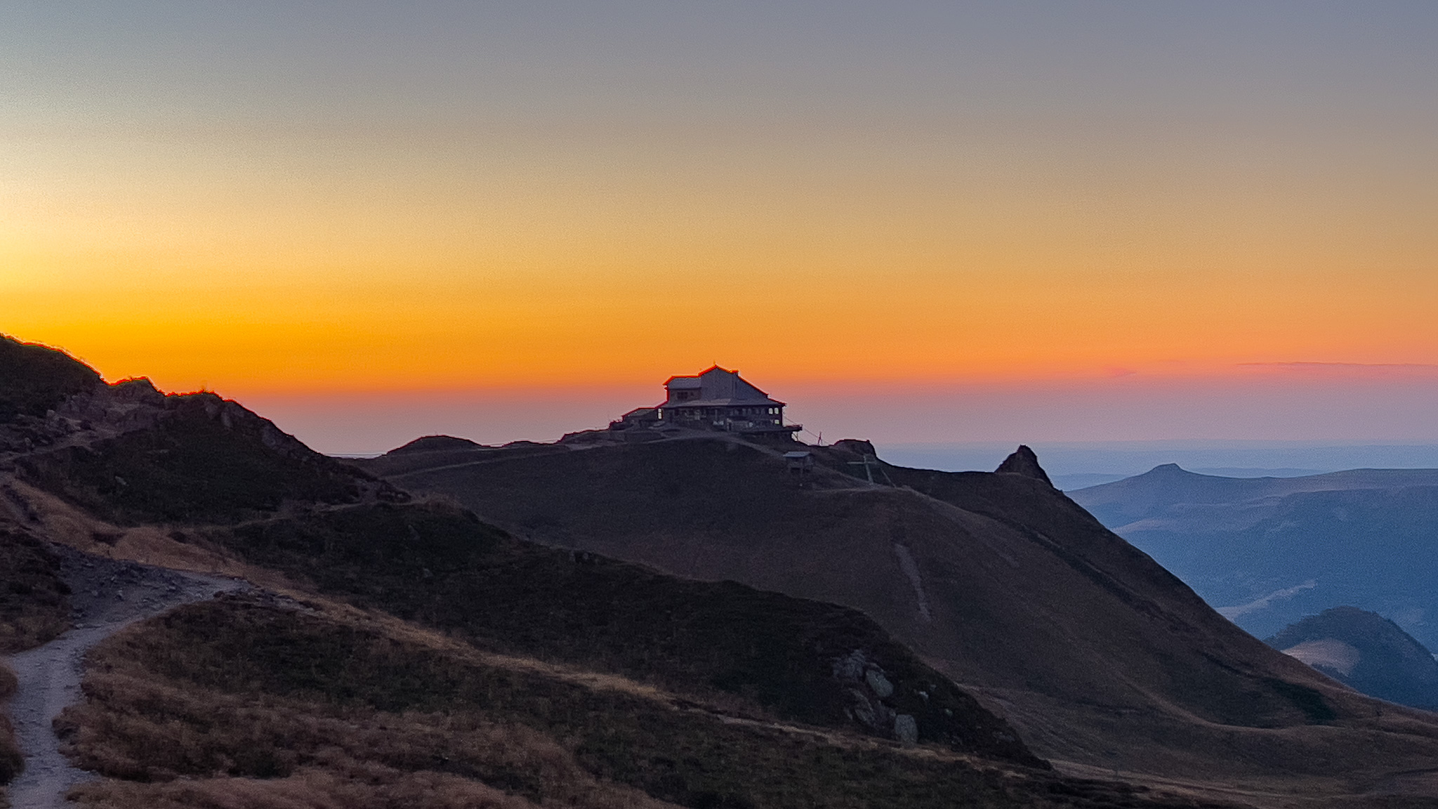 Sancy Cable Car: Magical Sunset - A Moment of Serenity