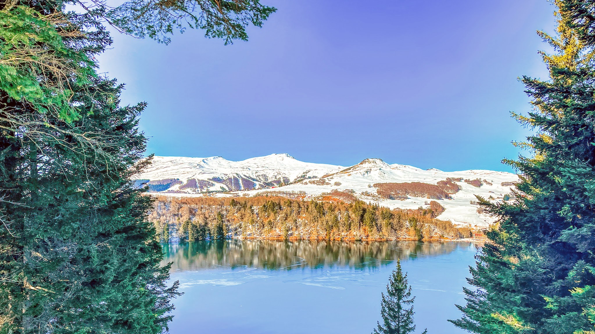 Massif Central: Lake Pavin & Splendid Panorama over the Sancy