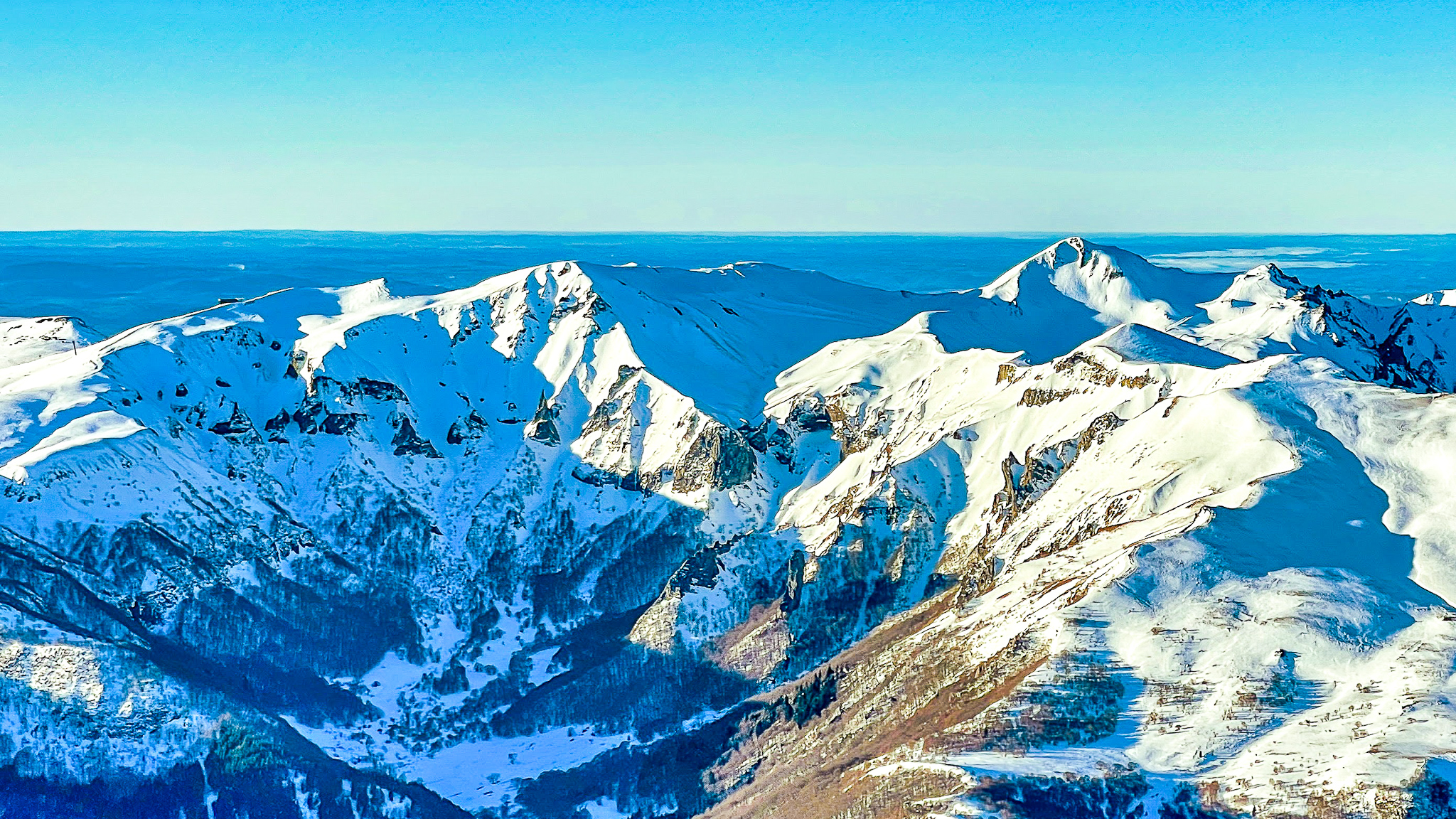 Sancy massif: Splendid panorama of the Chaudefour Valley, Puy Ferrand and Puy de la Perdrix