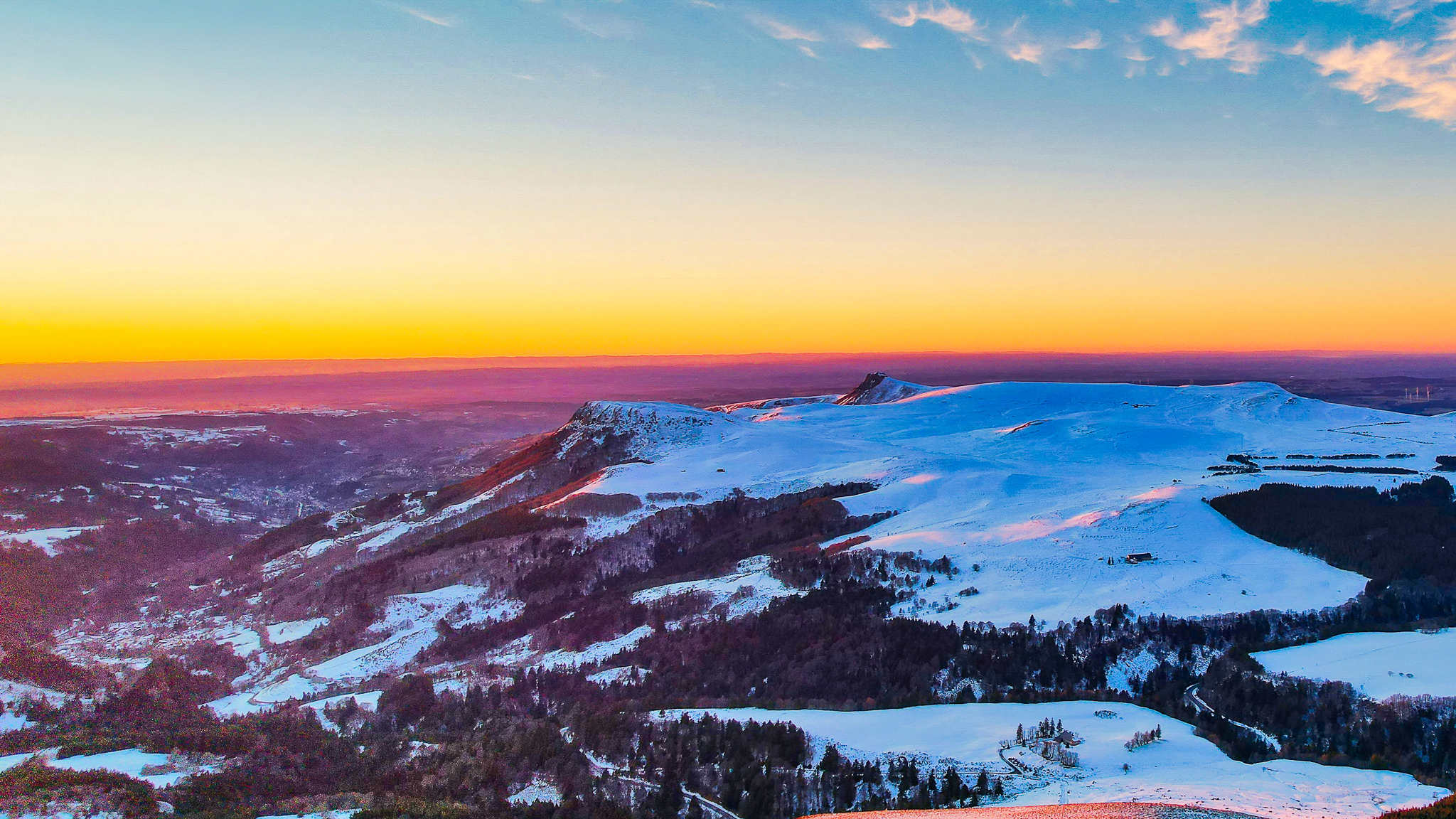 Puy de la Tache: A magical sunset over the Puy Gros, the Banne d'Ordanche and the Dordogne Valley.