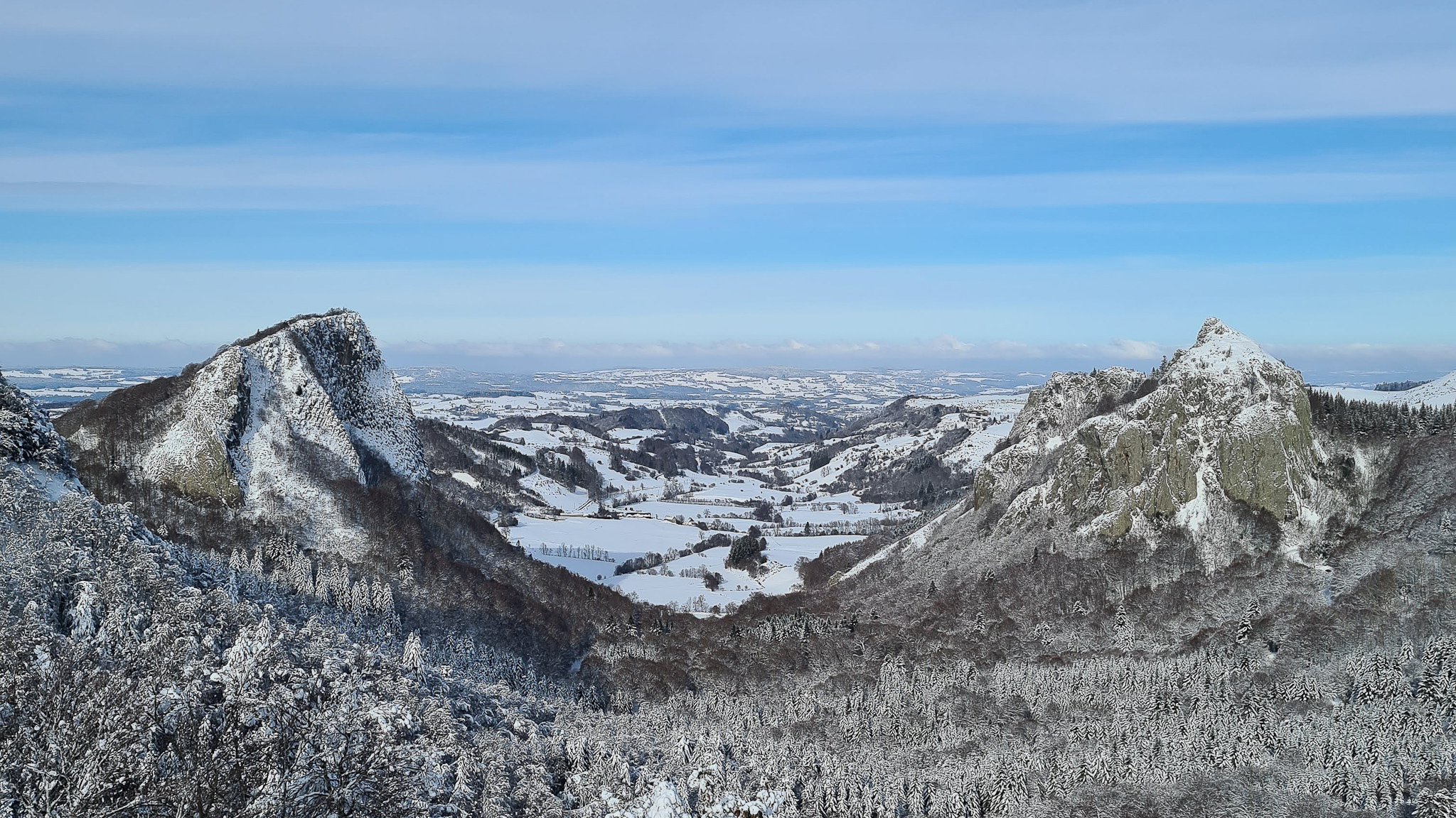 Roches Tuilière and Sanadoire: Winter Splendor and Snowy Landscapes near Mont Dore