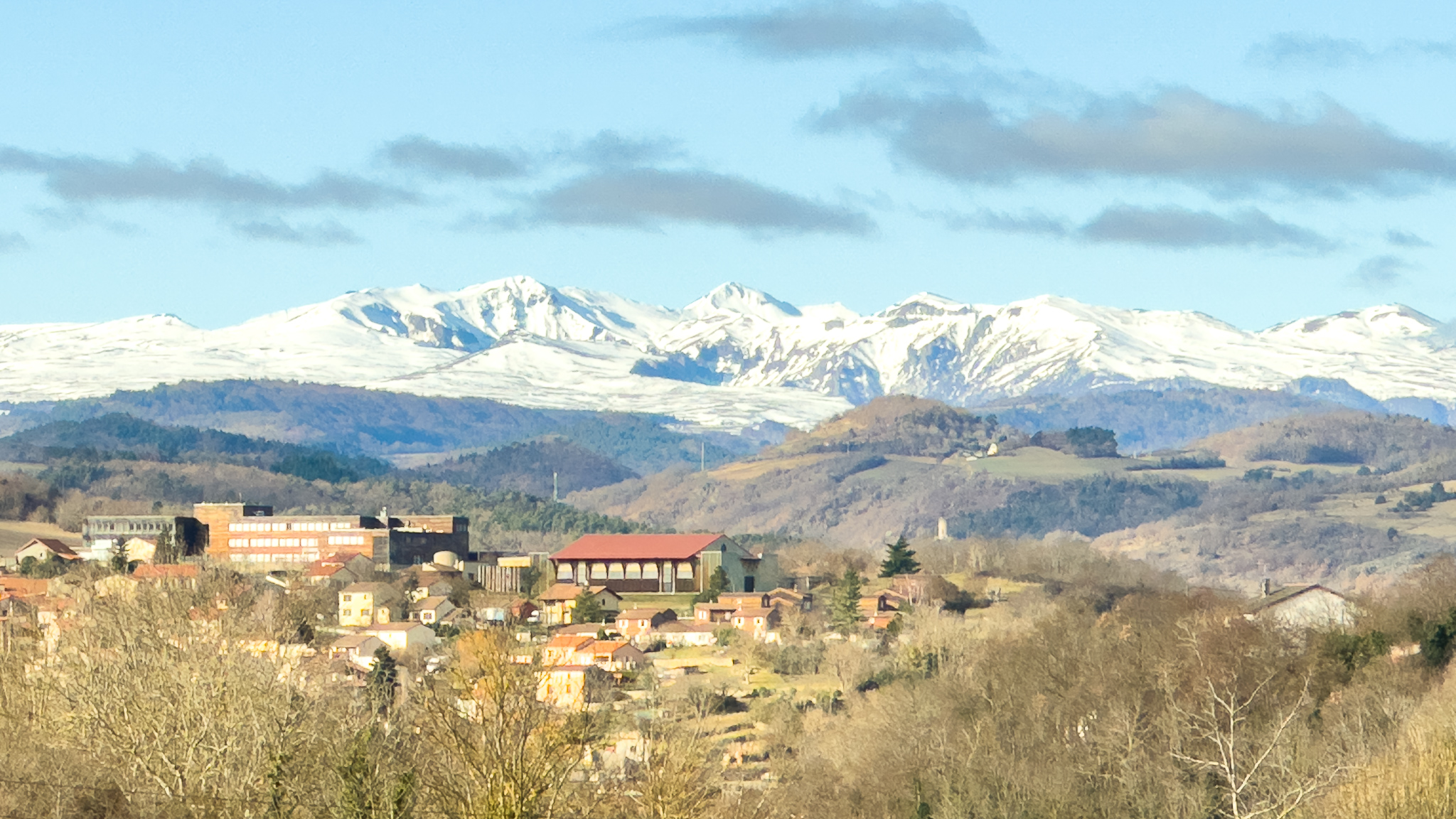 Admire a breathtaking view of Super Besse and the snow-covered Massif du Sancy from the heights of Champeix.