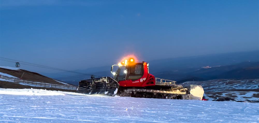 Super Besse, the snow groomer in action for impeccable ski slopes!