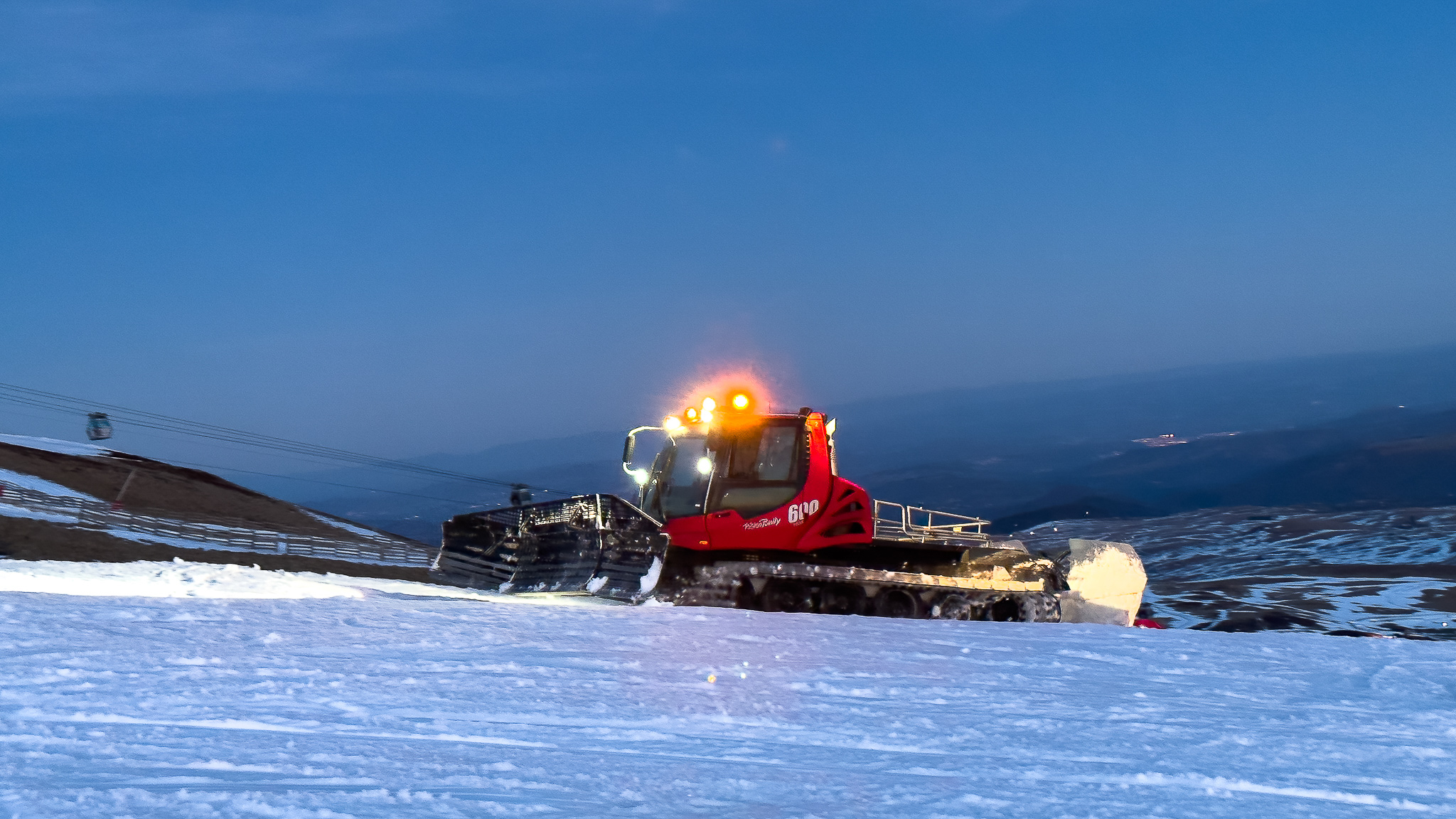 Super Besse, the snow groomer in action for impeccable ski slopes!