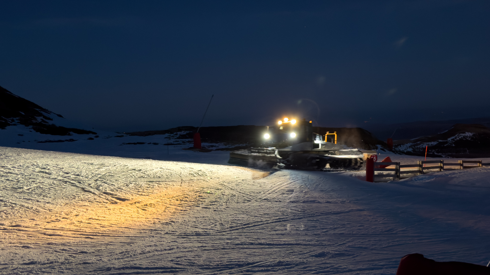 Super Besse - Winter Sports Resort: Night Snow Groomers - Shadow Work for Morning Pleasure