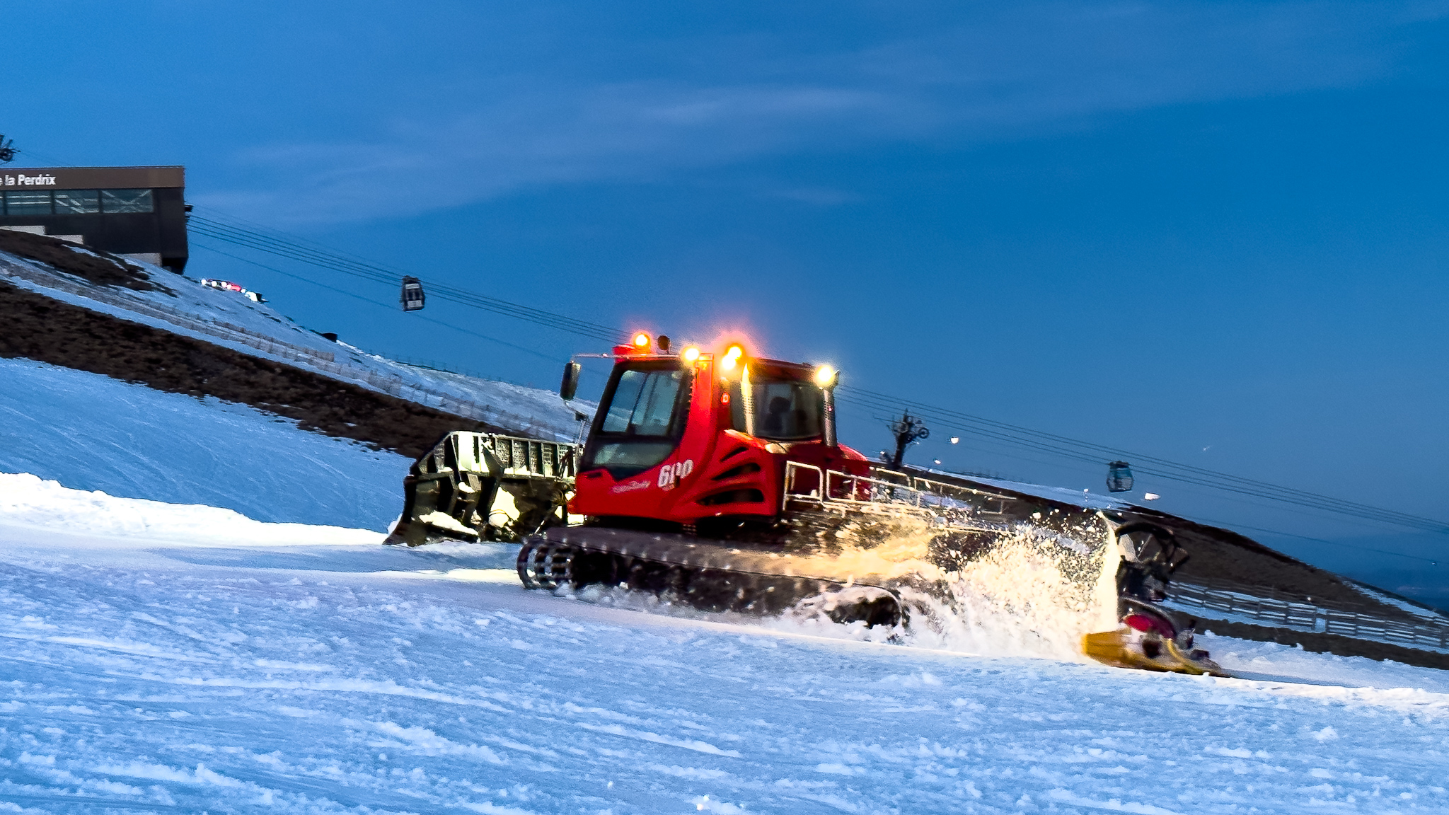 Super Besse - Snow Groomer: Towards the Arrival Station of the Perdrix Cable Car - Preparation of the Slopes