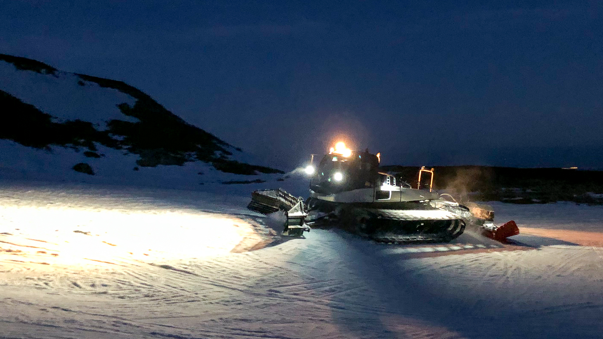 Super Besse - Snow Groomer: Maintenance of the La Mado Slope - Shadow Work for the Pleasure of Skiers