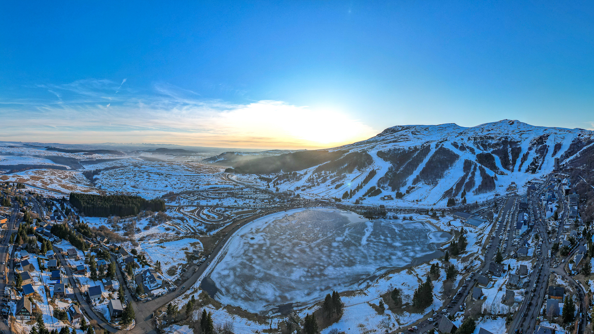 Super Besse - Winter Sports Resort: Sunset - Golden Lights on the Mountain