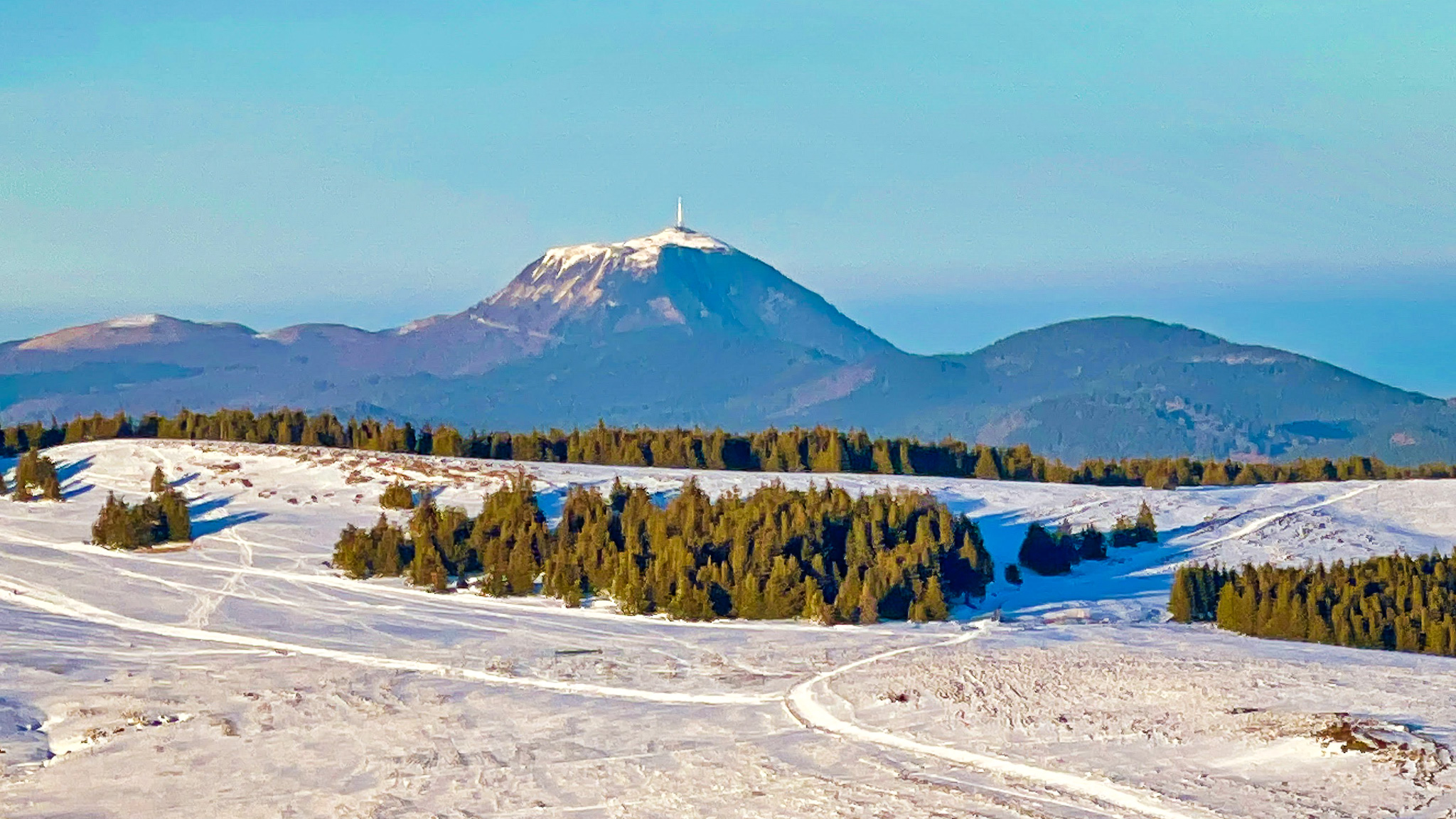 Puy de la Tâche: Breathtaking view of the Summit of Puy de Dôme