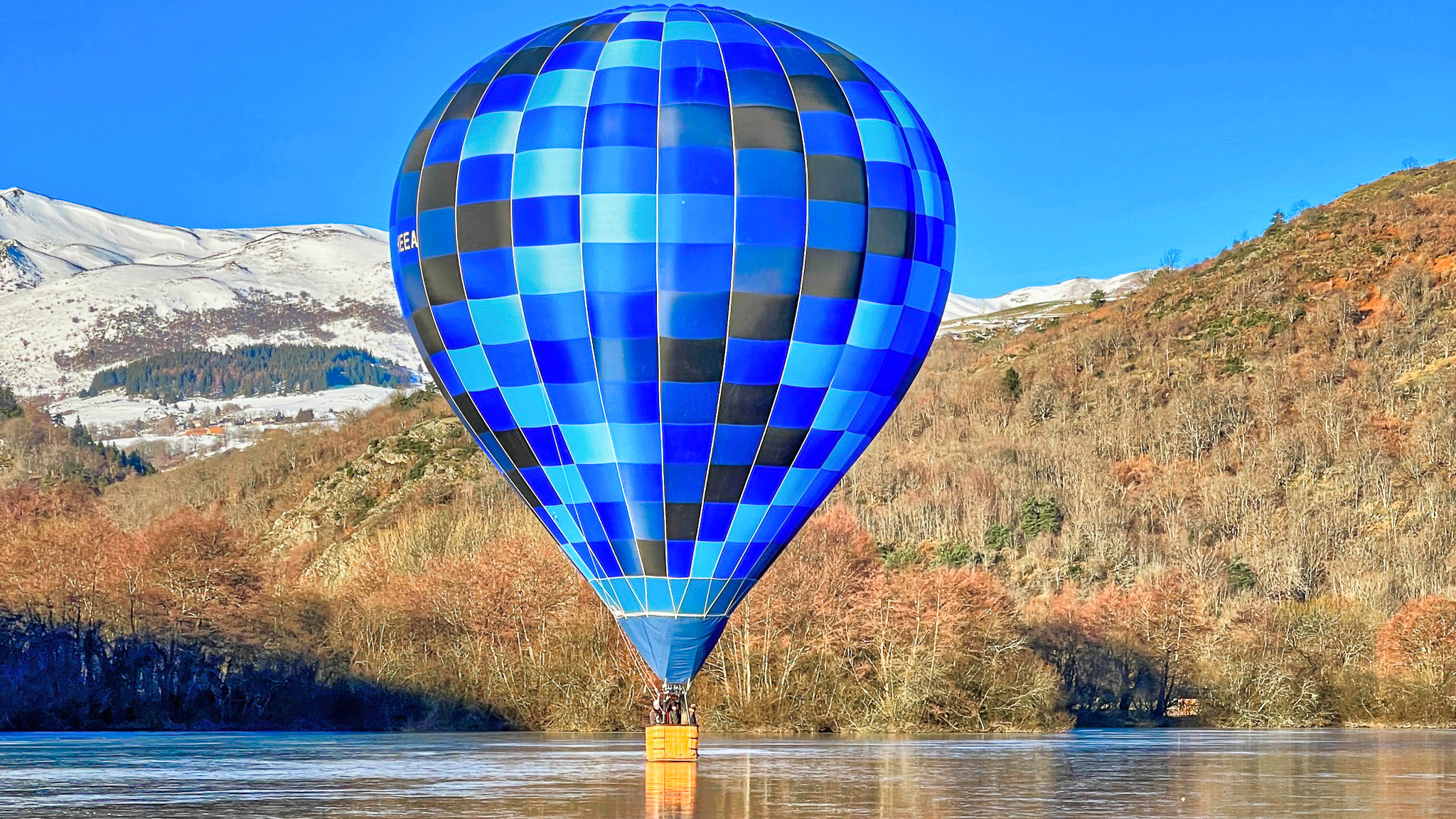 Lake Chambon: A magical spectacle, a hot air balloon placed on the lake.