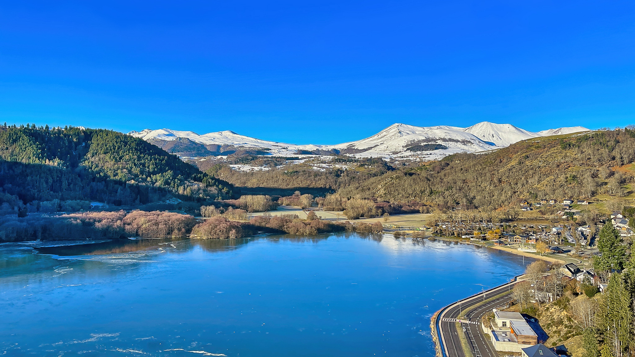 Lake Chambon: A magical picture, in its winter colors.