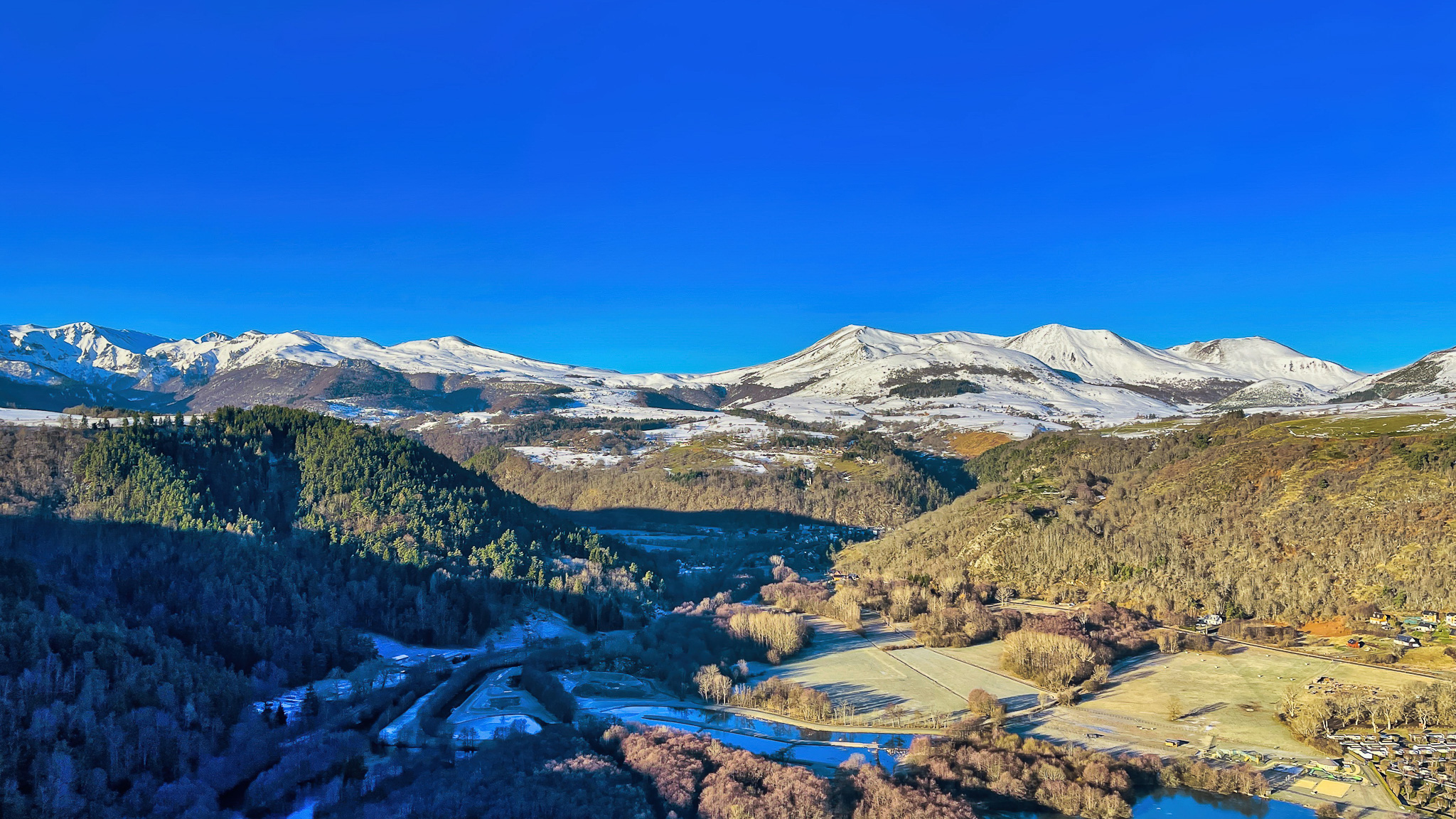 Lake Chambon - Monts Dore: In a hot air balloon, fly over the lake and admire the ridges of the Monts Dore.