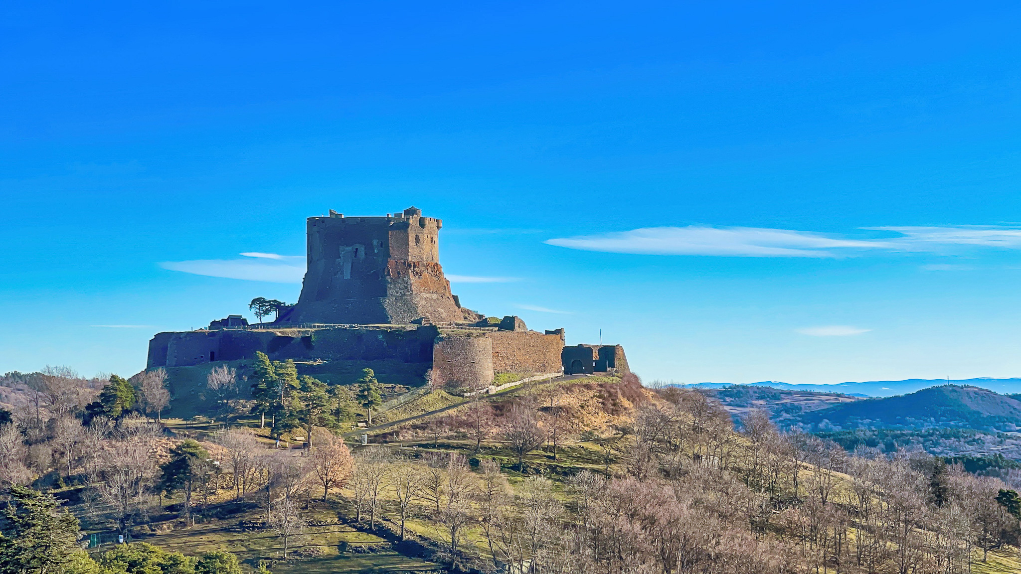 Murol : Explore the Majestic Château de Murol.