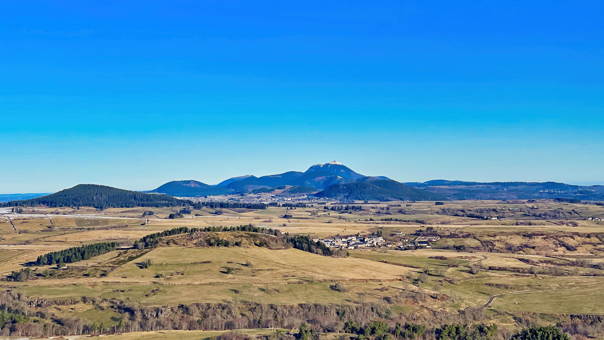 Chaîne des Puys: Discover the Chaîne des Puys and the summit of Puy de Dôme, an exceptional panorama.