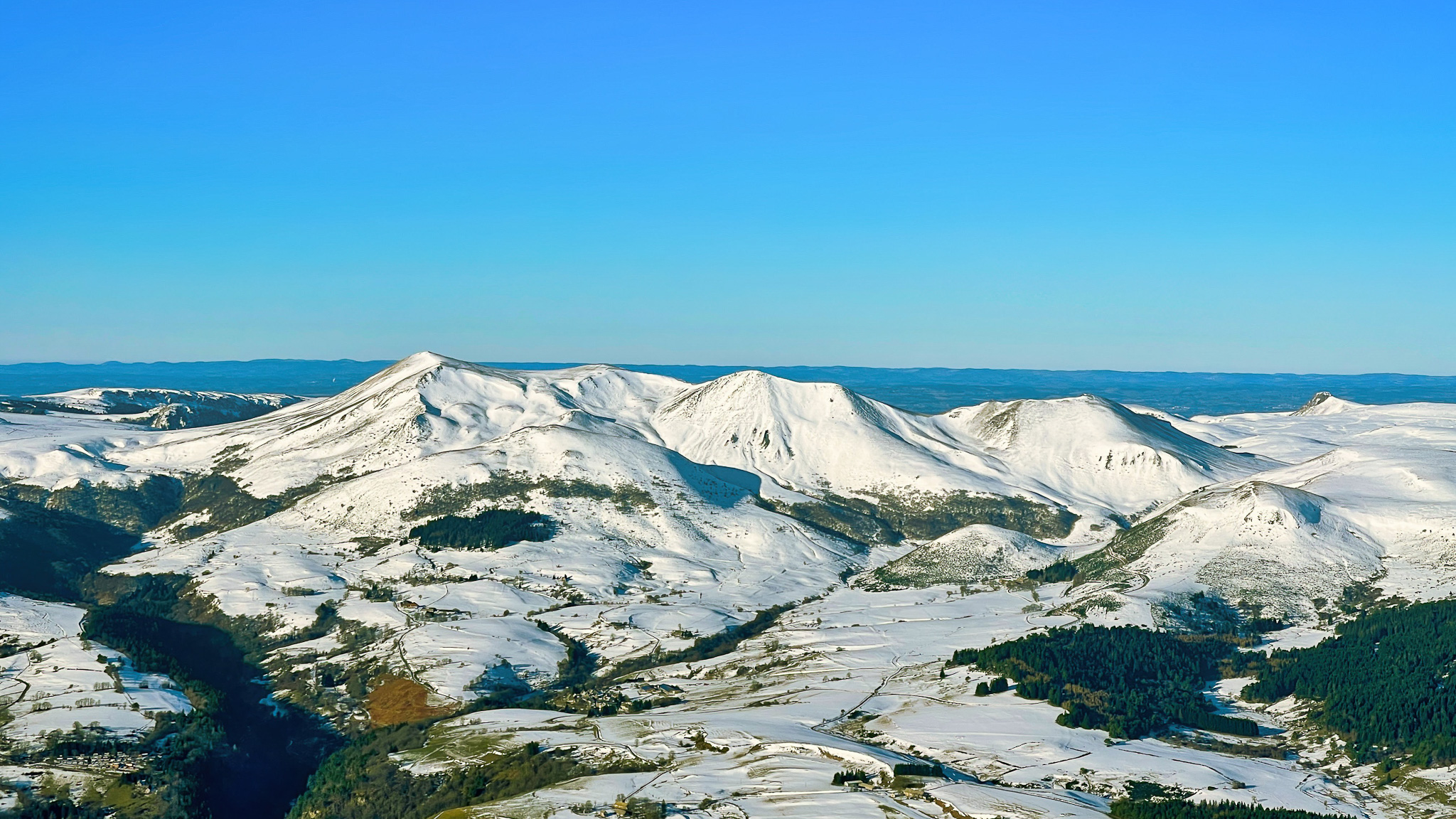 Massif Adventif: Discover the emblematic summits: Puy de l'Angle, Puy de Monne, Puy de Barbier, Puy de la Tache.