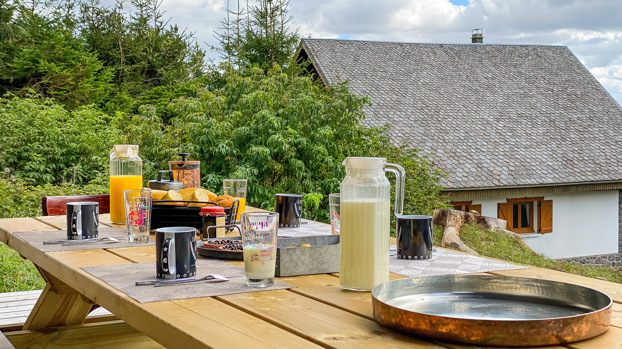 Enjoy a snack on the terrace of Chalet Ma Cambuse in Super Besse.