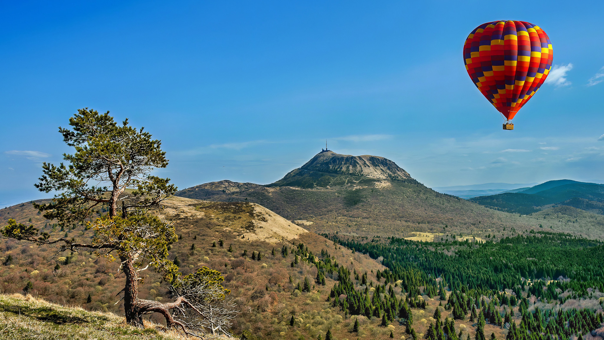 Puy de Dôme hot air balloon: Unforgettable flight over the Auvergne Volcanoes