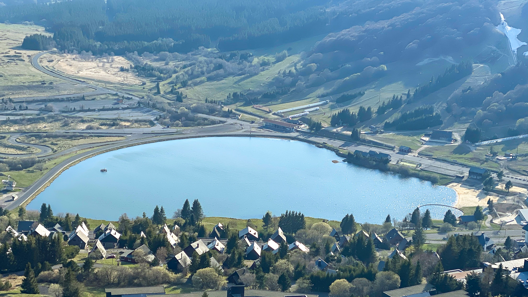 Puy de Chambourguet: Lac des Hermines in Super Besse in Sight