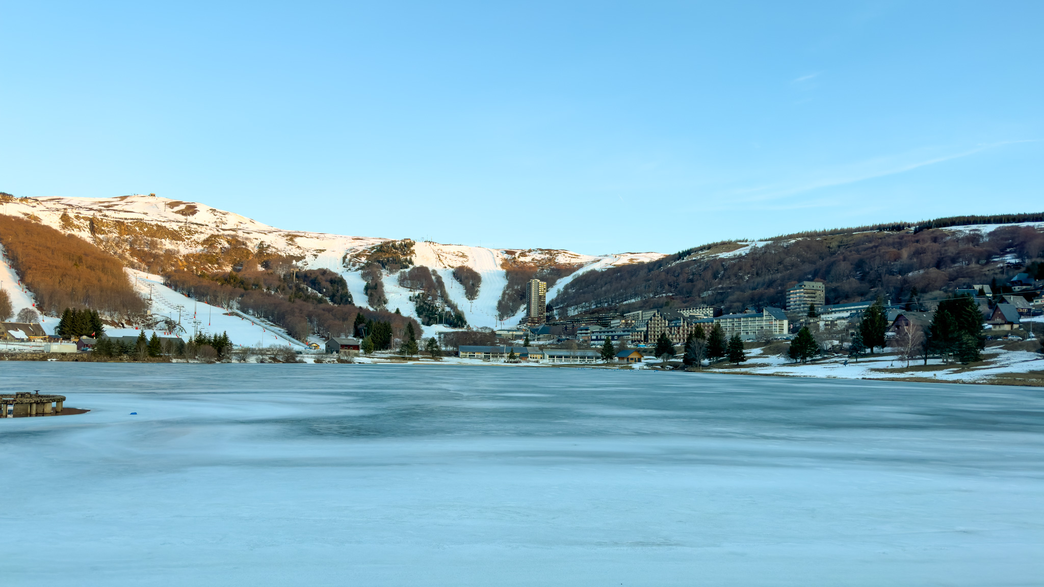 Super Besse: Panoramic view from Lac des Hermines over the sunny city center