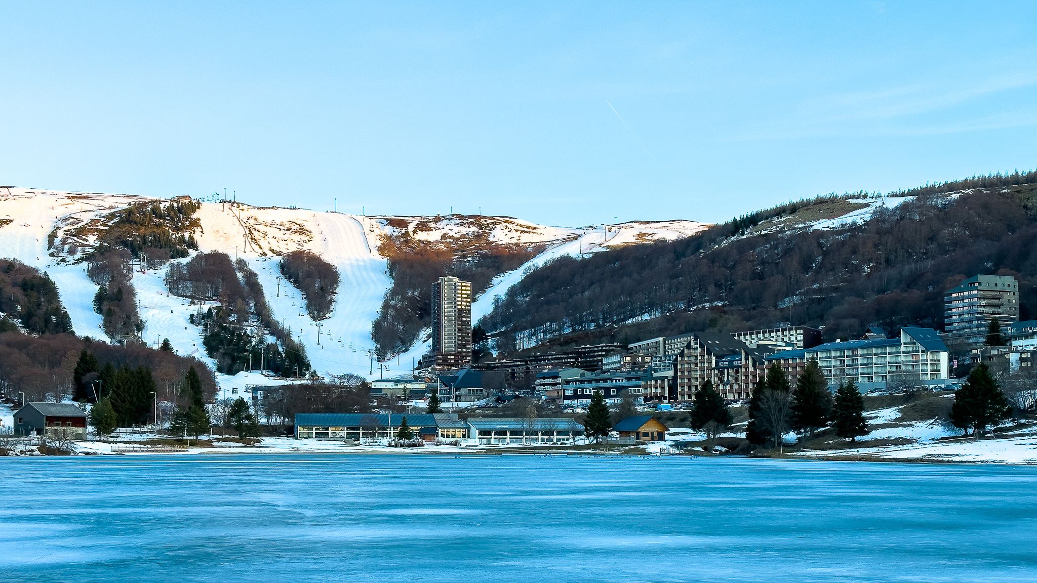 Super Besse: Sunny Town Center under the Snow