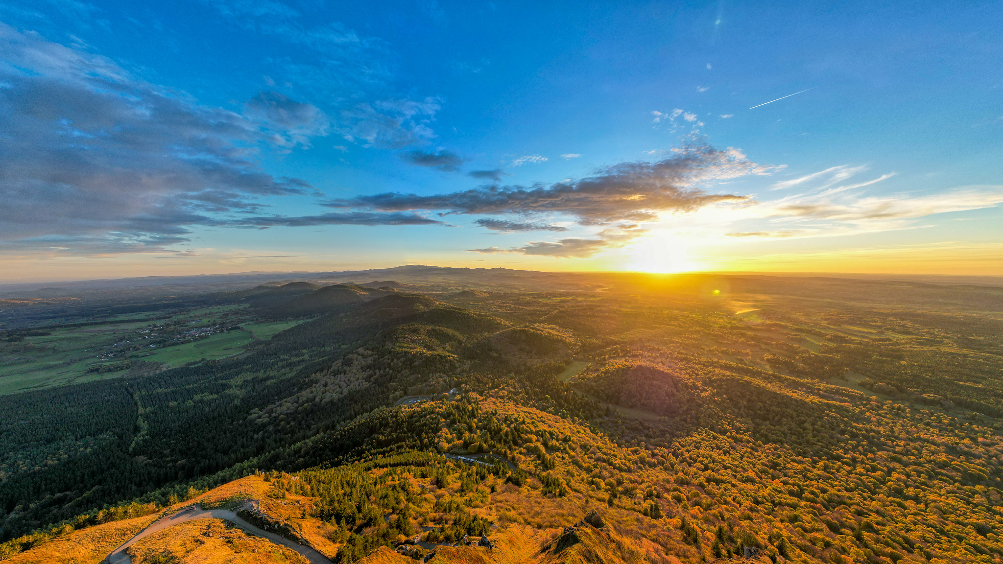 Puy de Dôme: Magical Sunset on the Chaîne des Puys