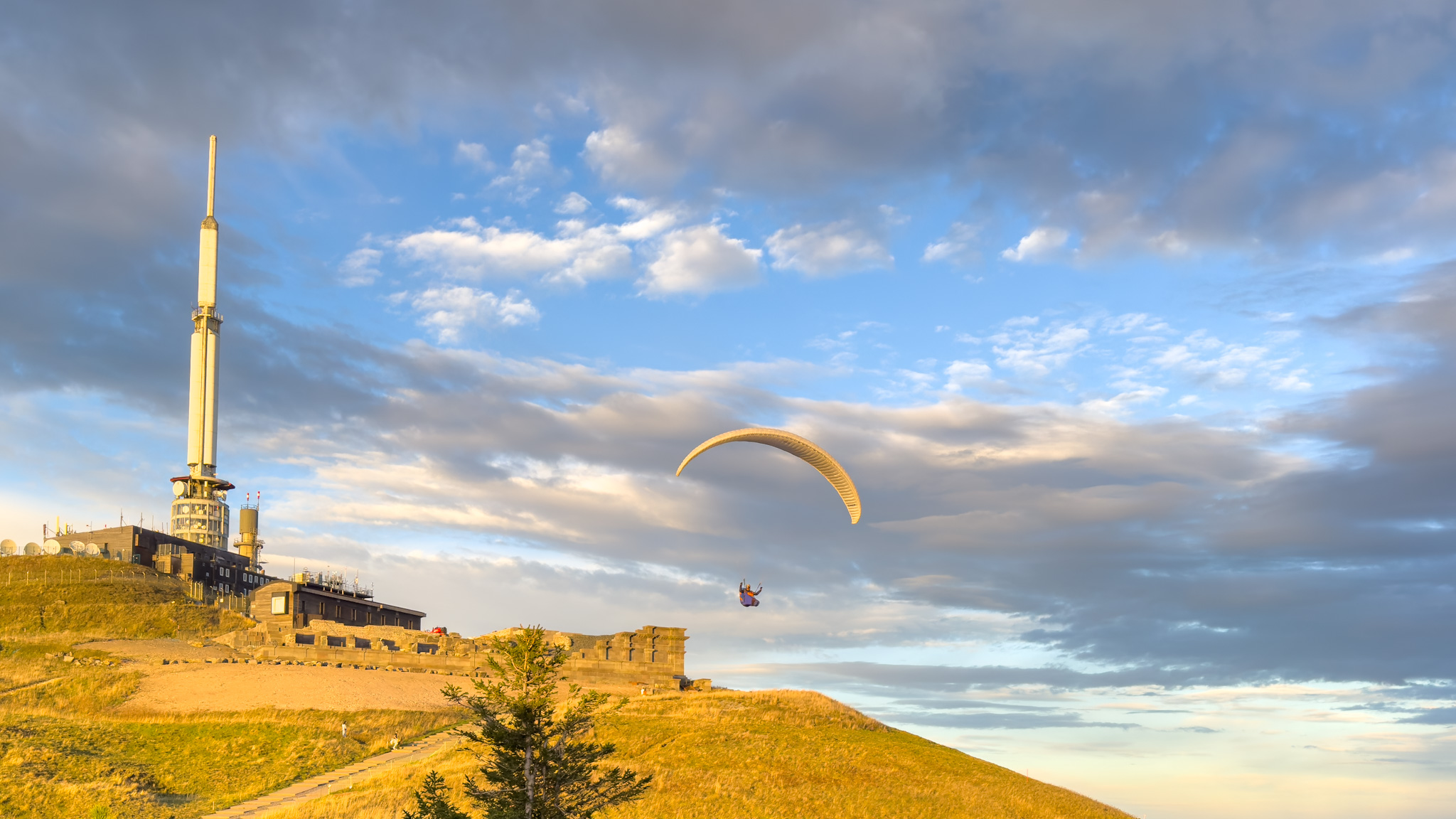 Puy de Dôme: Temple of Mercury and Free Flight in Paragliding, Unique Experience