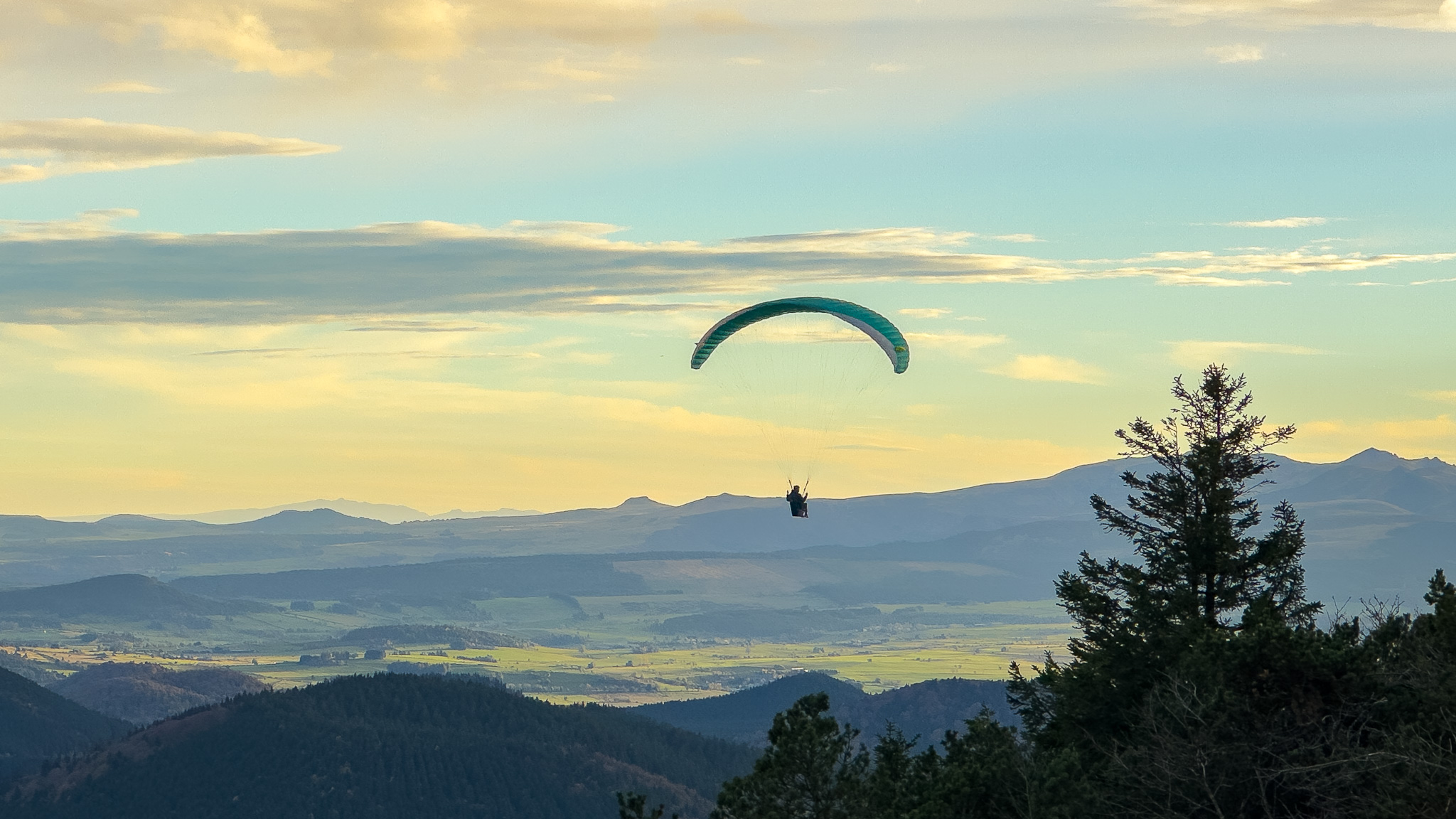 Puy de Dôme: Paragliding flight, Exceptional panorama over the Dores Massif