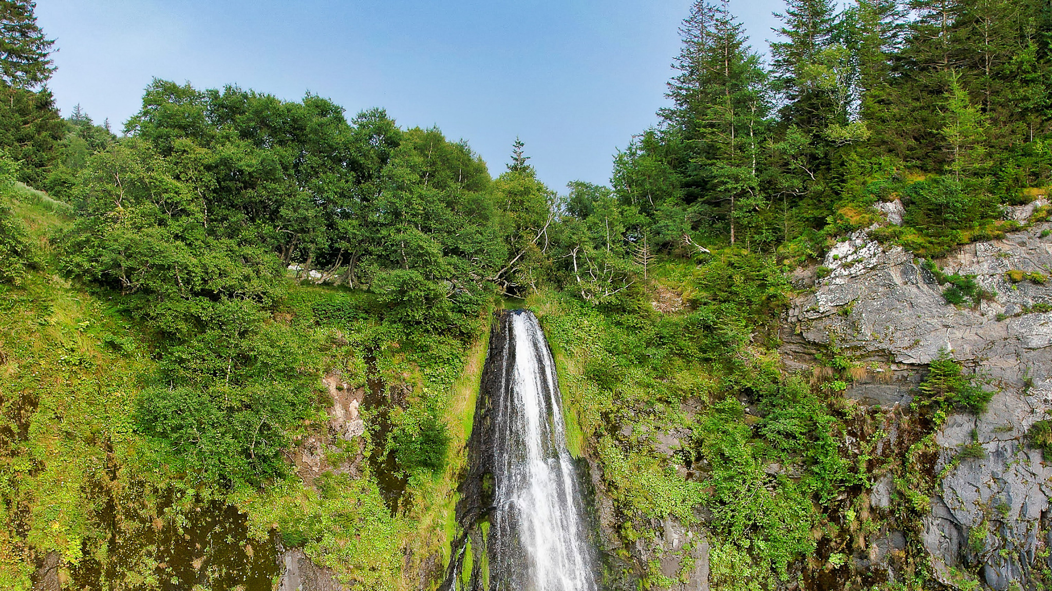 The Great Waterfall: Birth on the slopes of the Durbise Plateau and Spectacular Breaking Wave