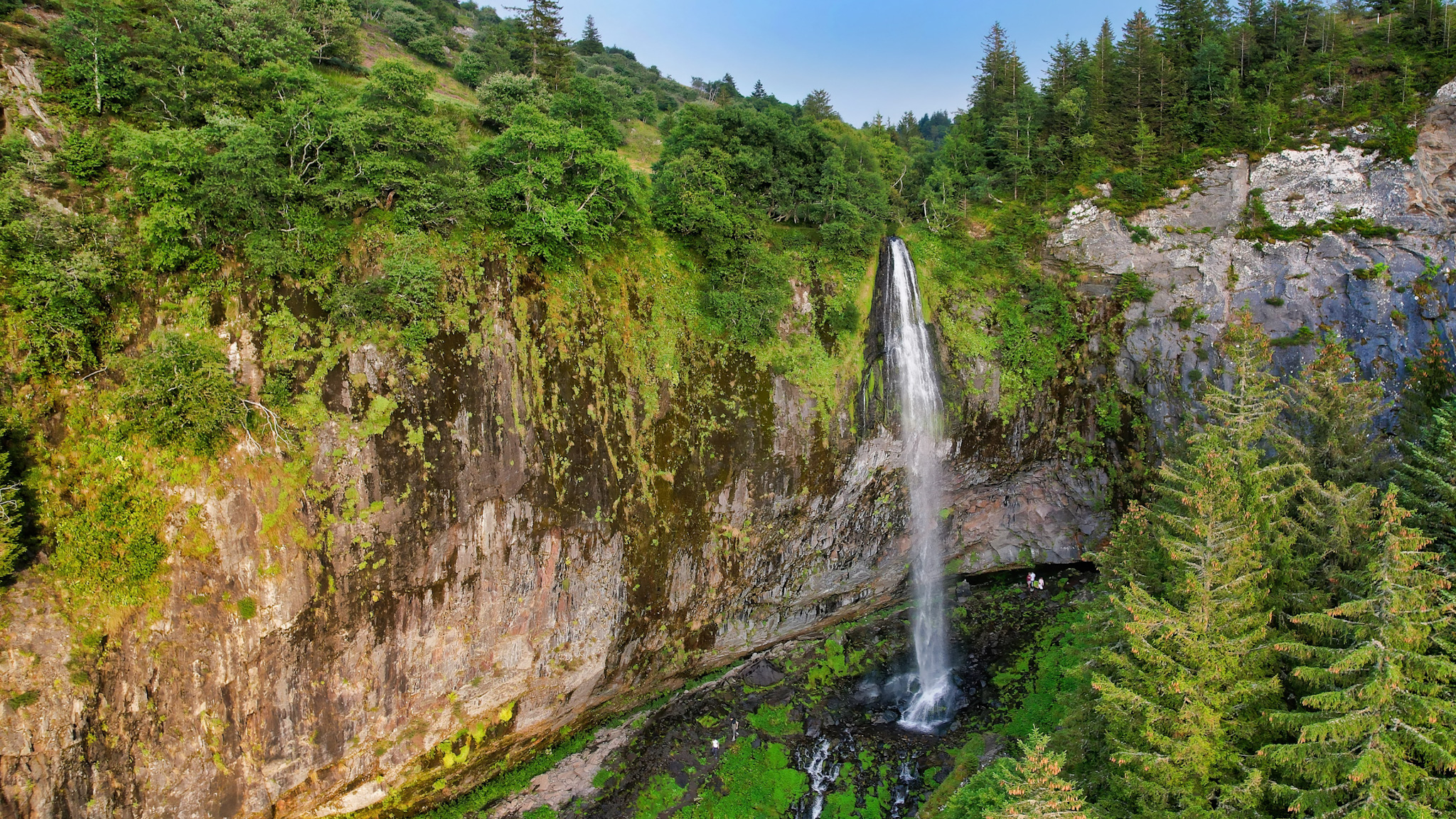 The Great Waterfall of the Sancy Massif: An Exceptional Panorama and a Unique Natural Spectacular