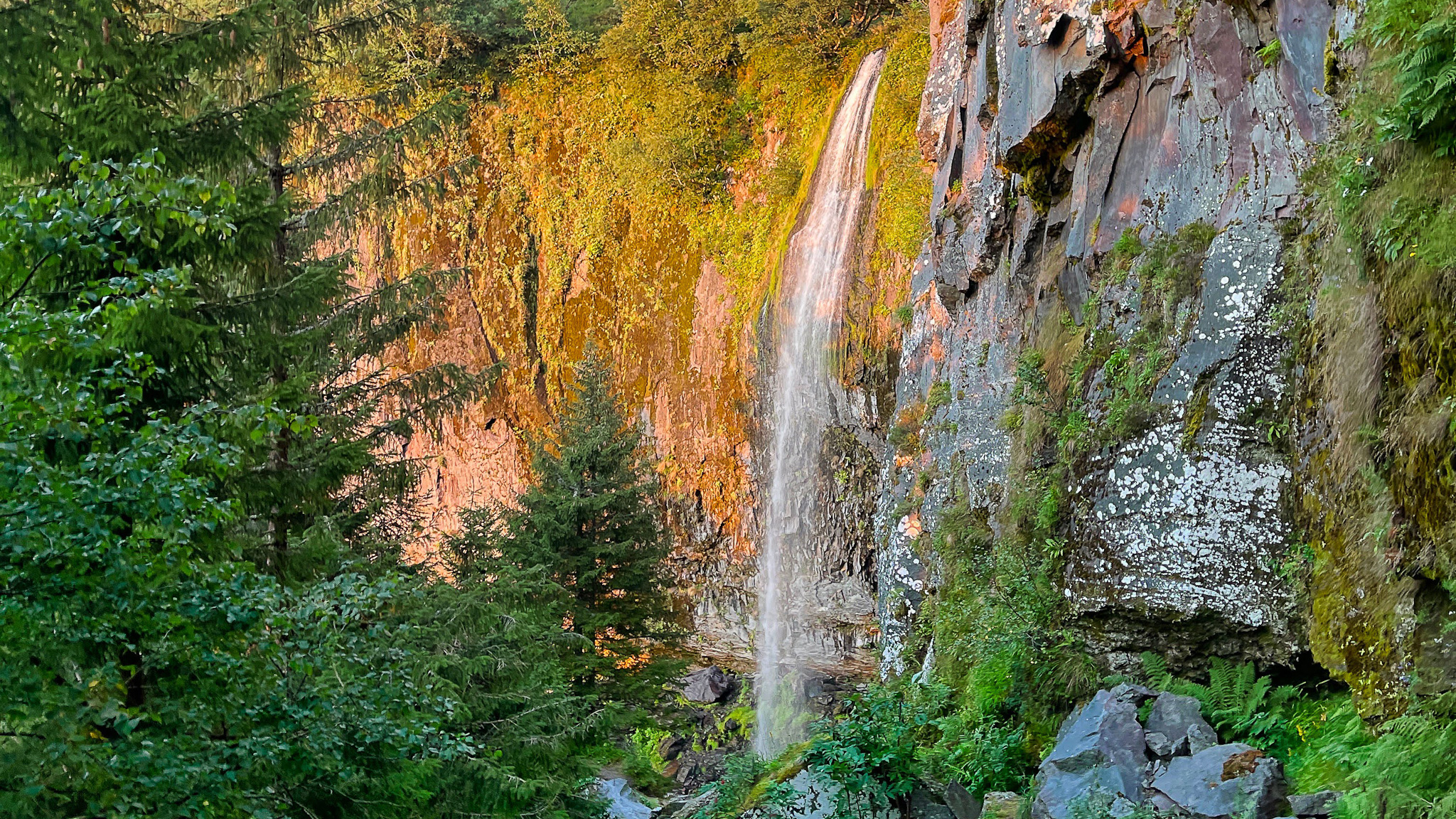 The Great Waterfall of Mont Dore: Vertiginous Fall and Impressive Spectacle