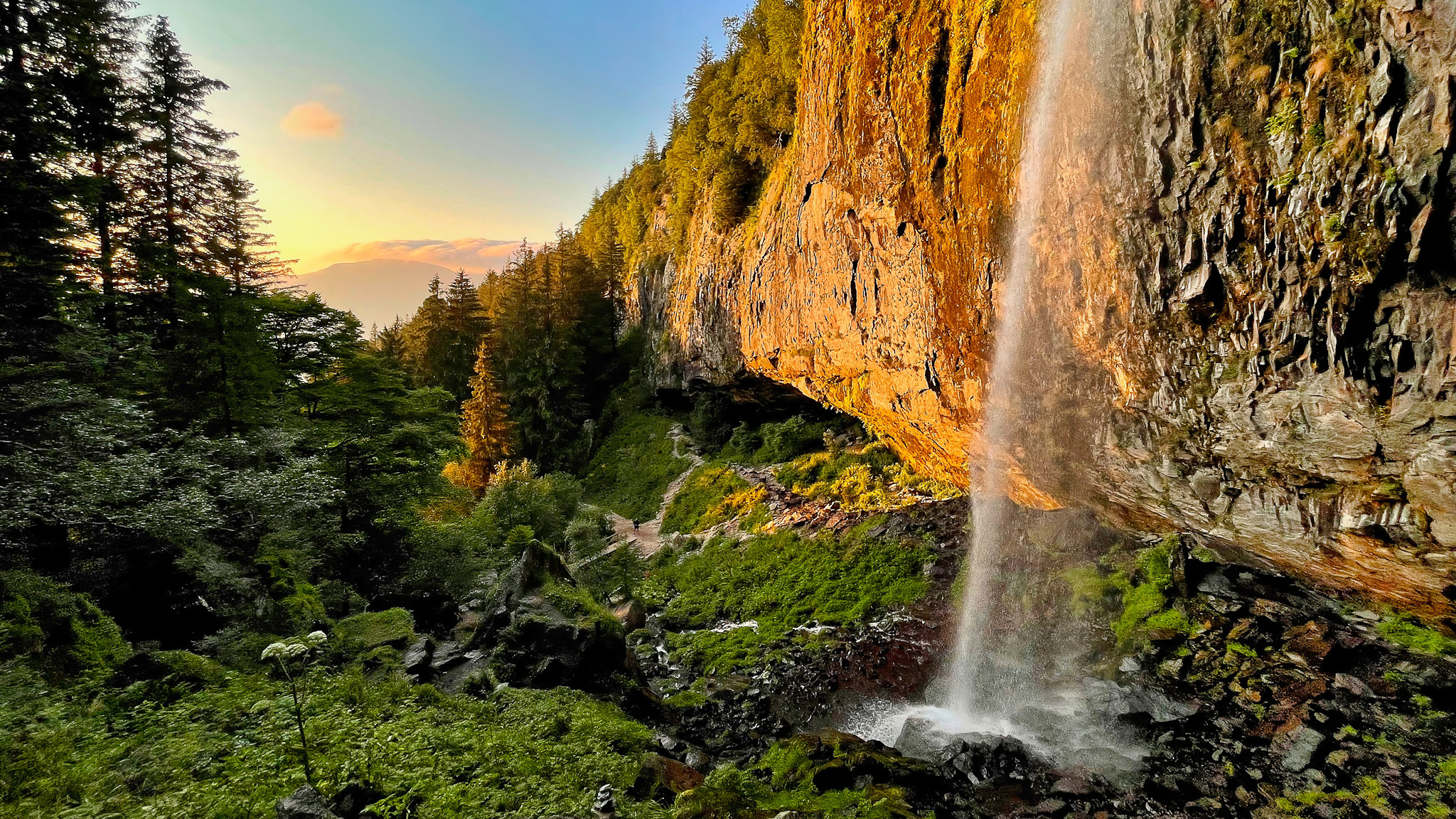 The Great Cascade of Mont Dore: A Magical Sunset on a Natural Spectacle