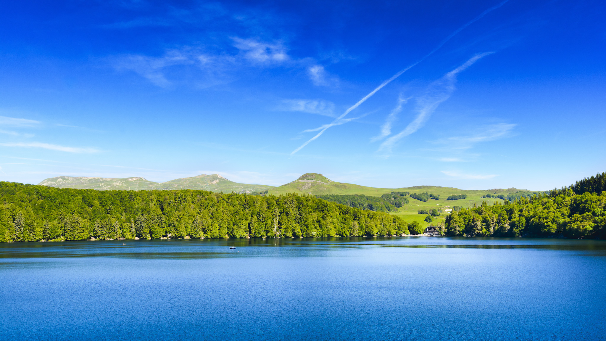 Lake Pavin is adorned with spring colors, a magnificent spectacle!