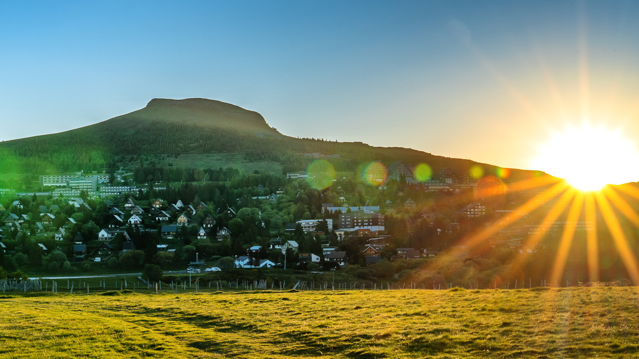 Super Besse: a magical sunrise over the resort!