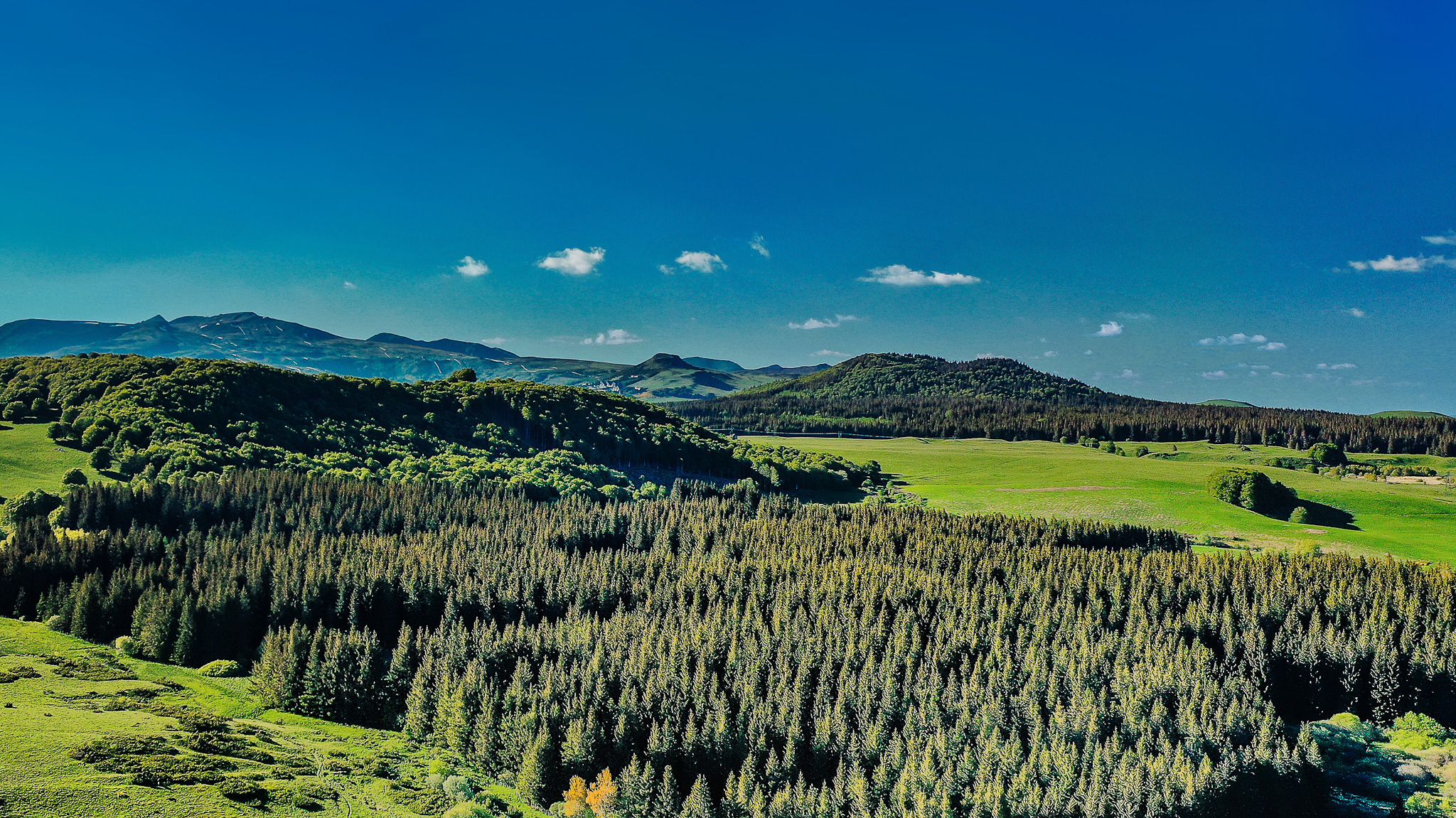 Super Besse: Lake Montcineyre offers a breathtaking view of the Sancy Massif.