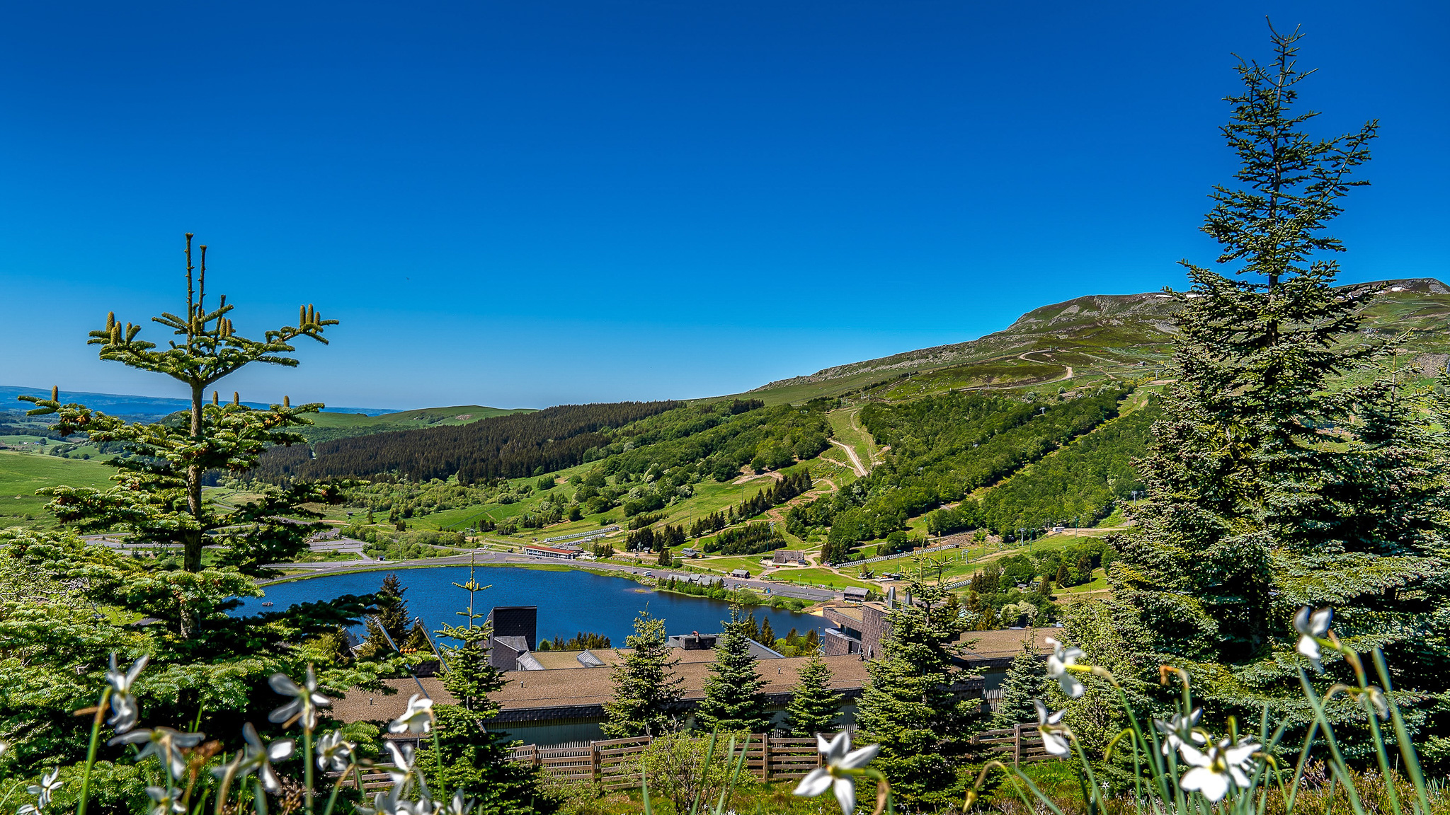 On the Chemin du Puy de Chambourguet, the town of Super Besse is revealed!