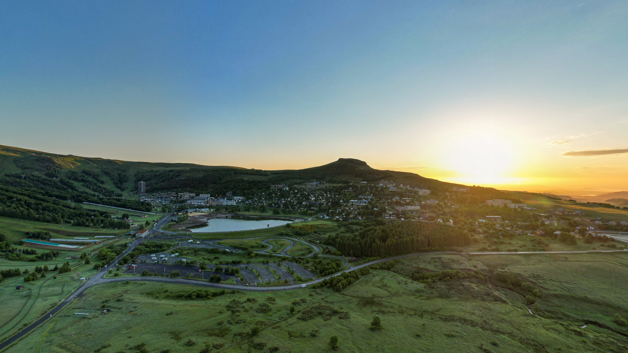 Super Besse: A splendid sunrise over the Puy de Chambourguet!